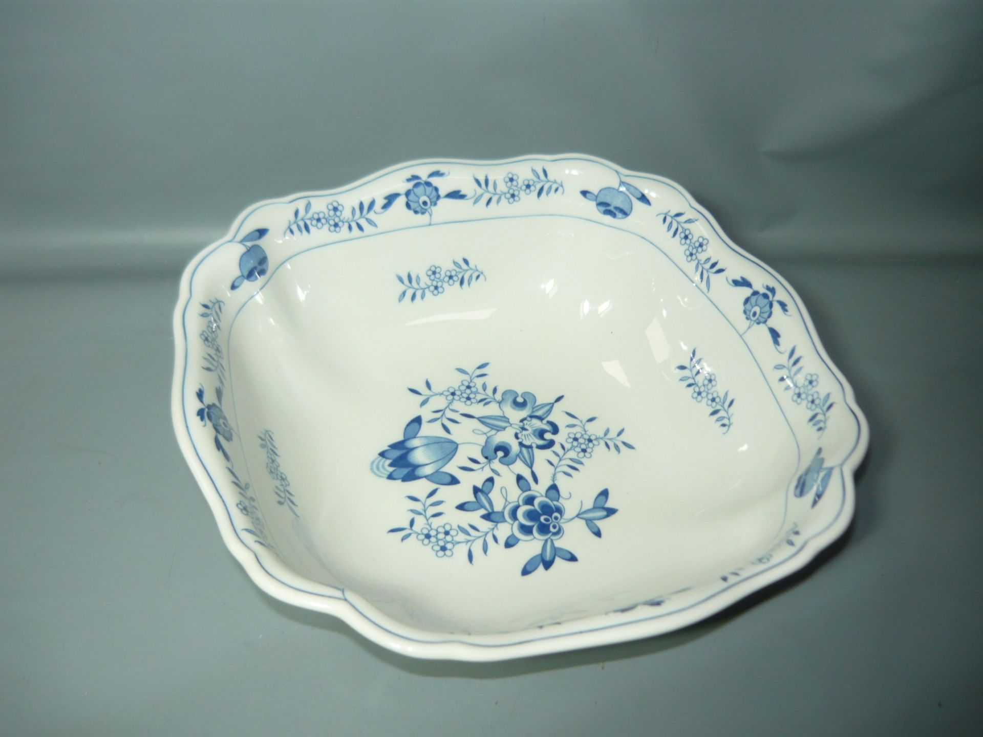 Meissen (Schwerter). Art Deco Zwiebelmuster. Große quadratische Schale. Schleifstriche. Ca.