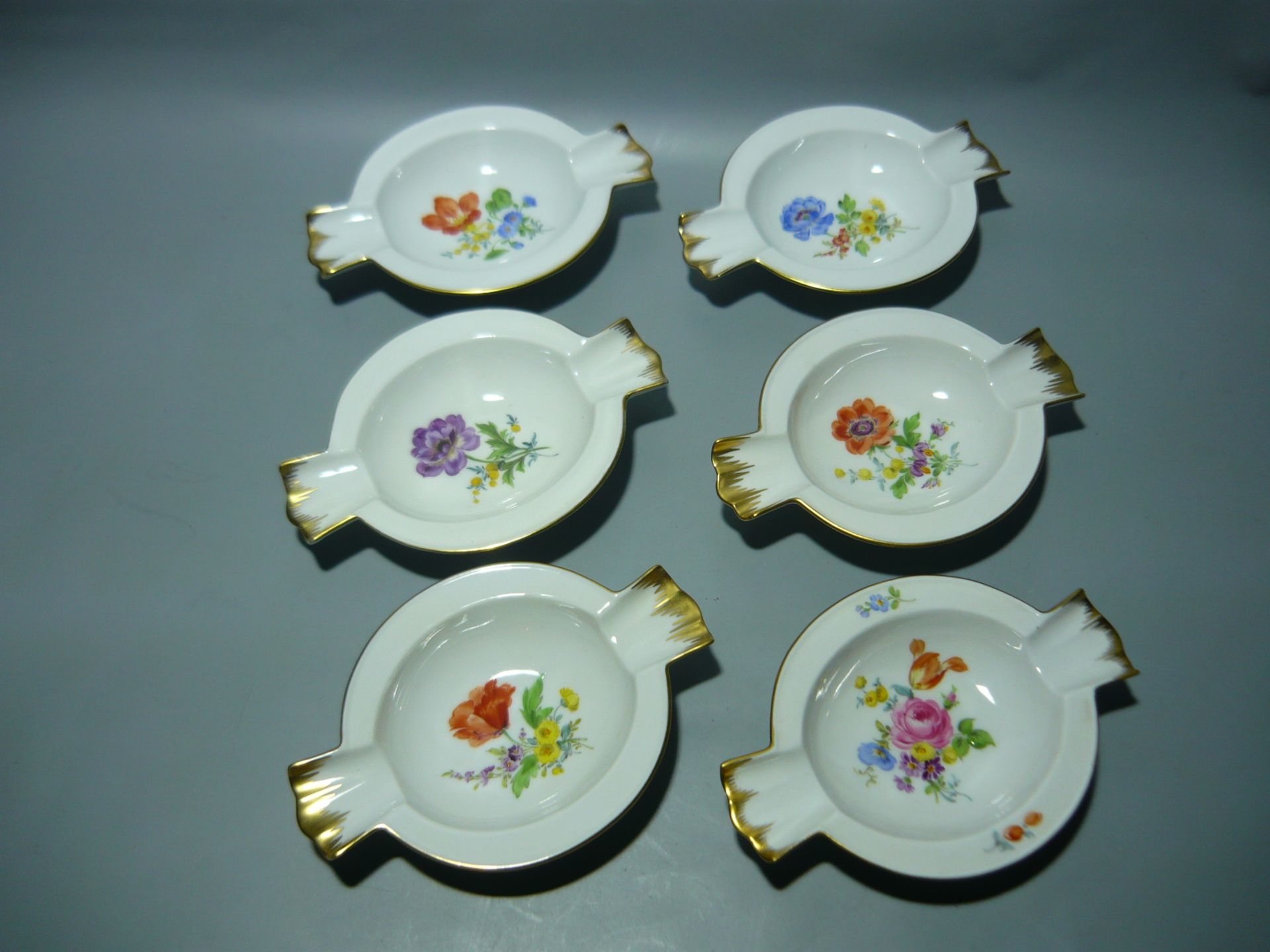 Meissen (Schwerter). Satz von sechs Schalen bzw Aschenbechern mit Blumenbemalung.