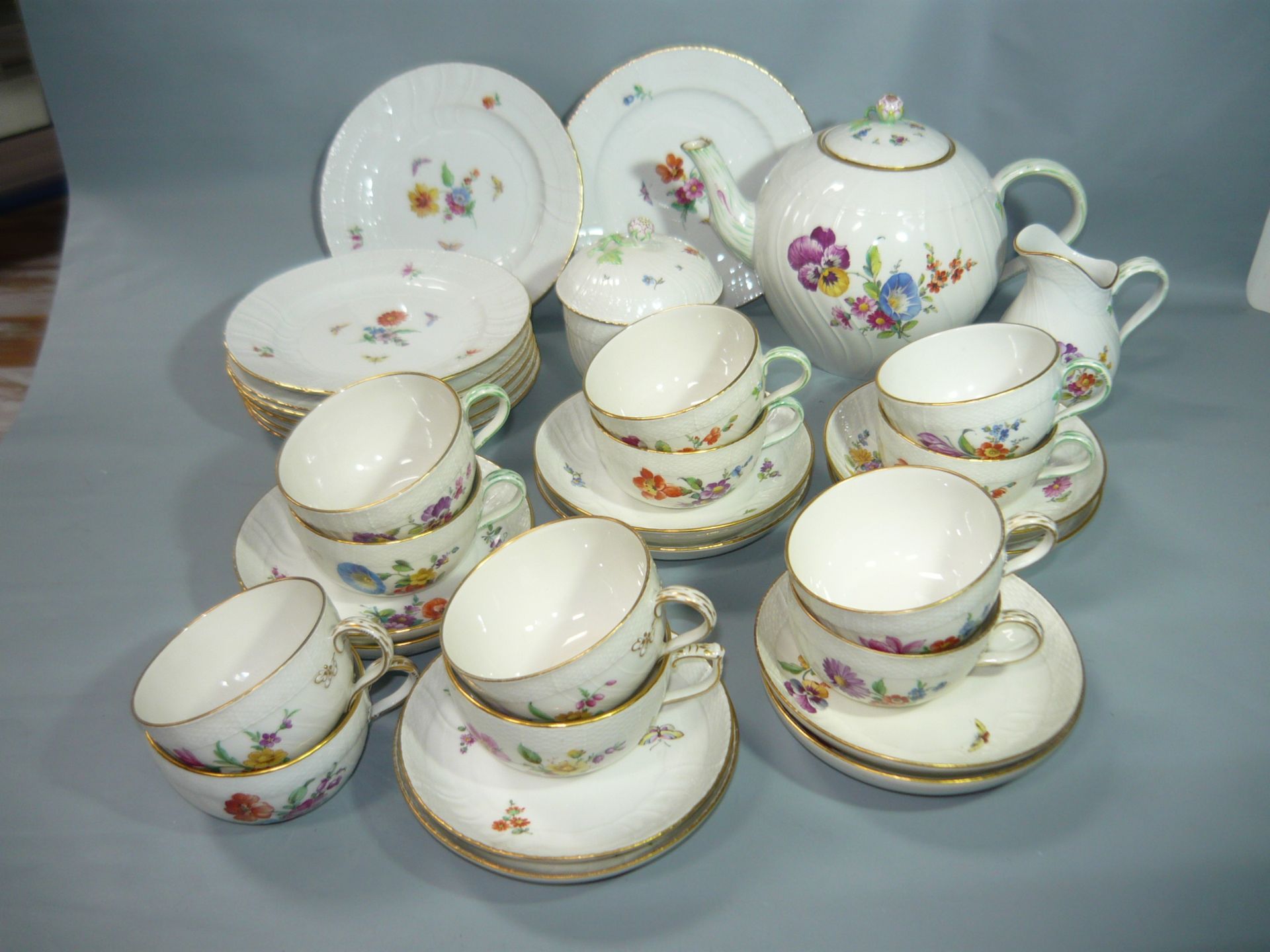 KPM Berlin. Teeservice für 8 Personen. Handmalerei. //English: KPM Berlin Tea set for 8 persons.