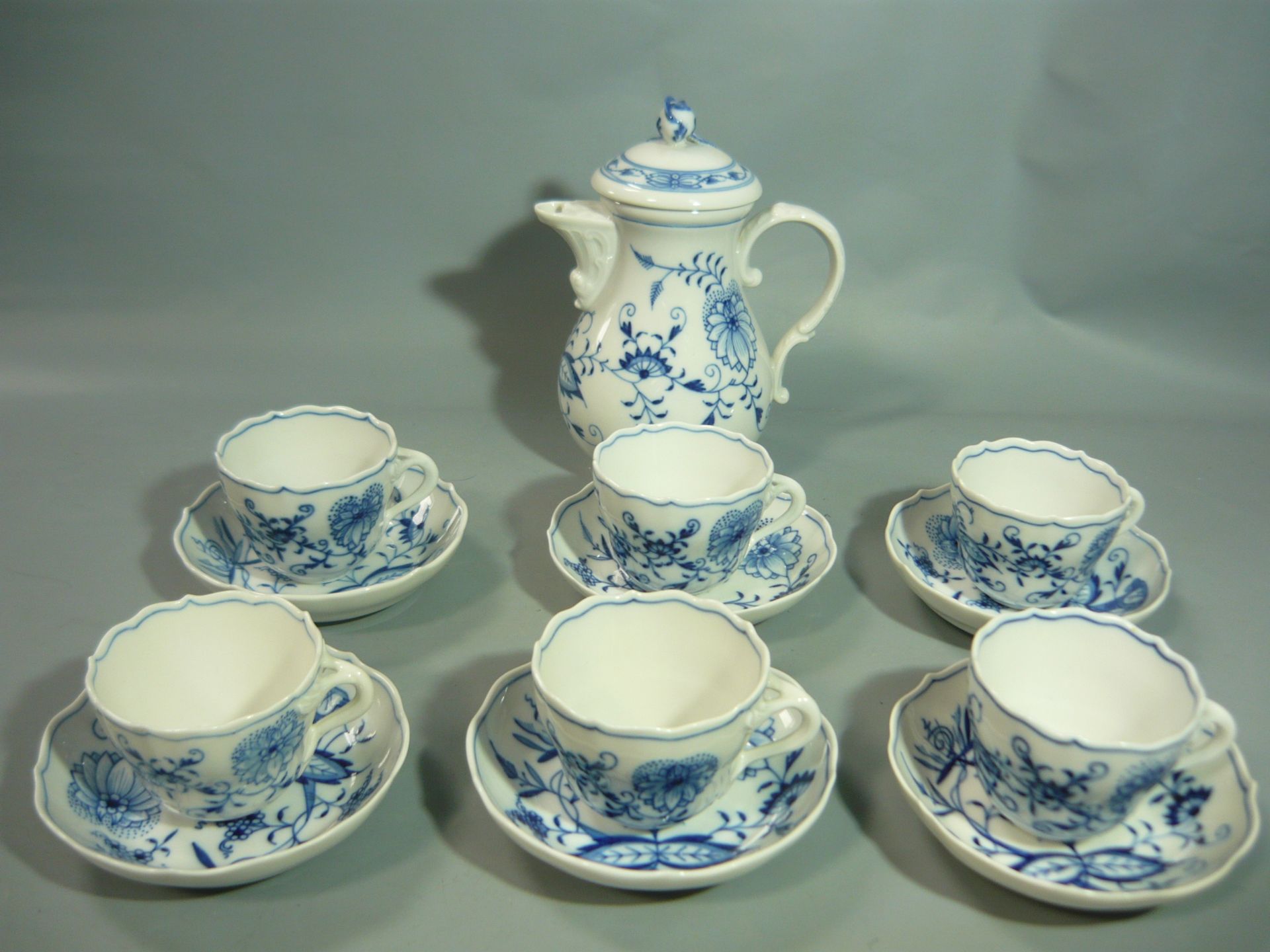 Meissen (Schwerter). Zwiebelmuster. Mokkakanne und sechs Tassen. Schleifstriche. //English: