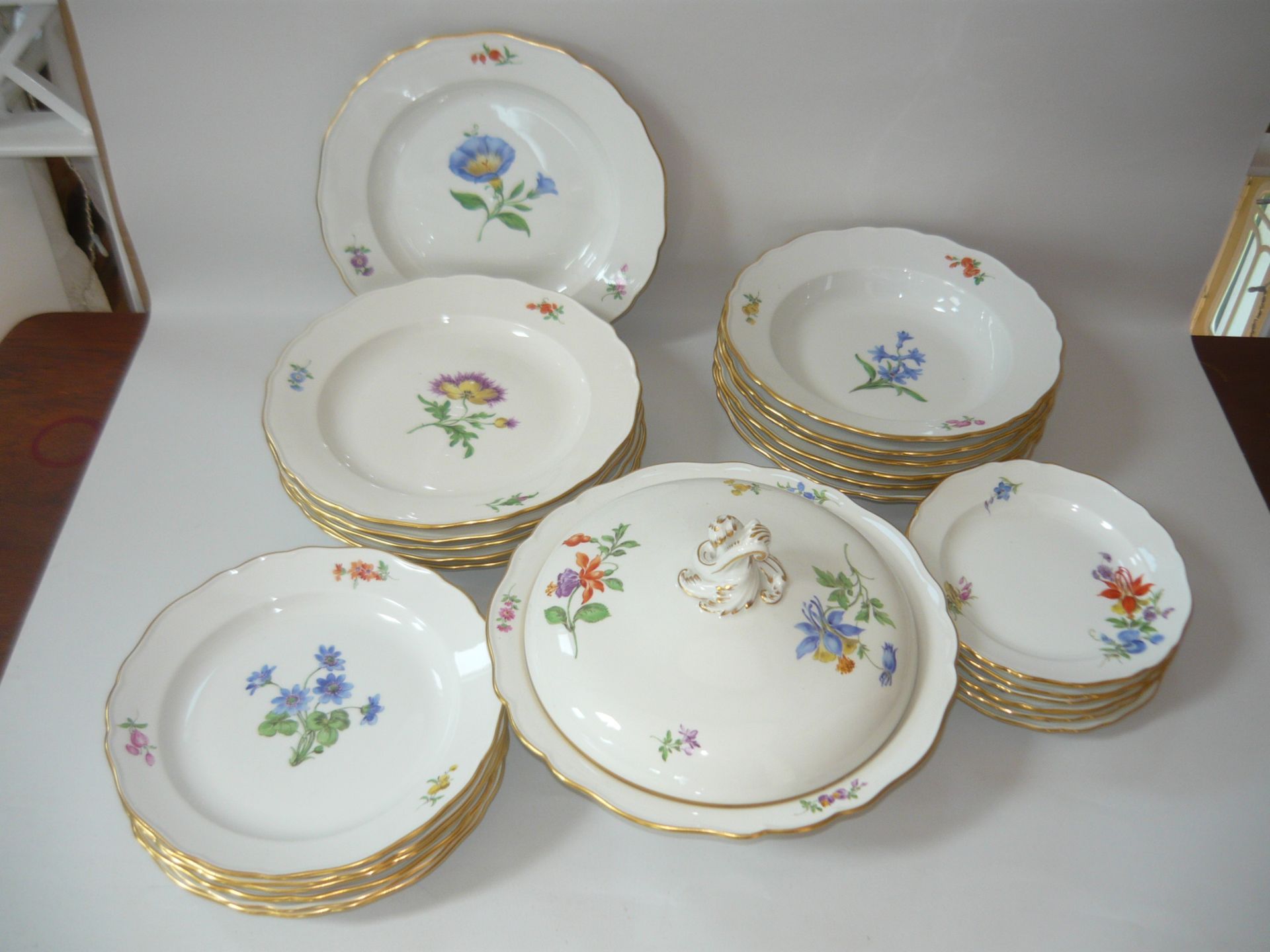 Meissen (Schwerter). Speiseservice mit 25 Teilen. Handbemaltes Blumenmuster. Schleifstriche. //