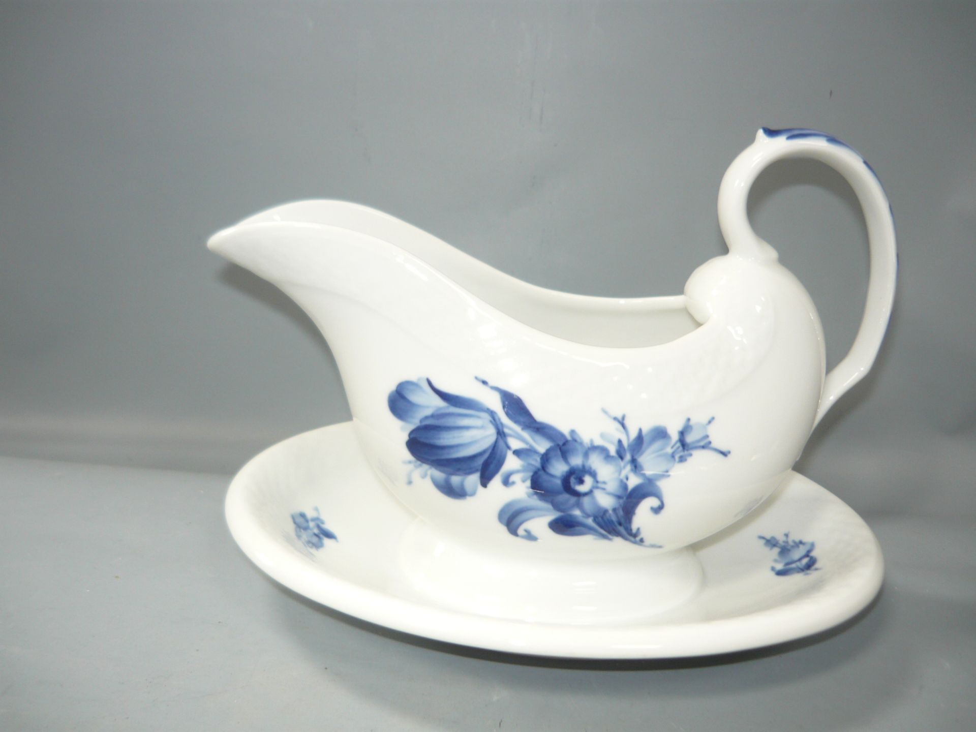 Royal Copenhagen. Blaue Blume. Große Sauciere Erste Wahl. L. 23cm. Englisch: Royal Copenhagen.