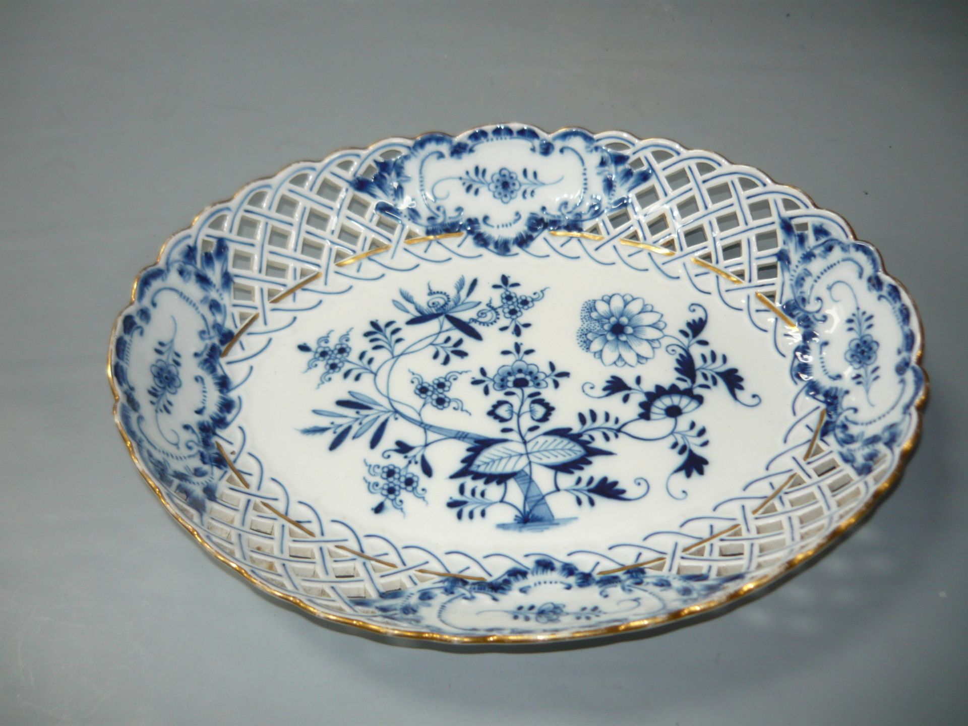 Meissen (Schwerter). Zwiebelmuster mit Gold. Große ovale Schale mit breitem Flechtrand. Erste