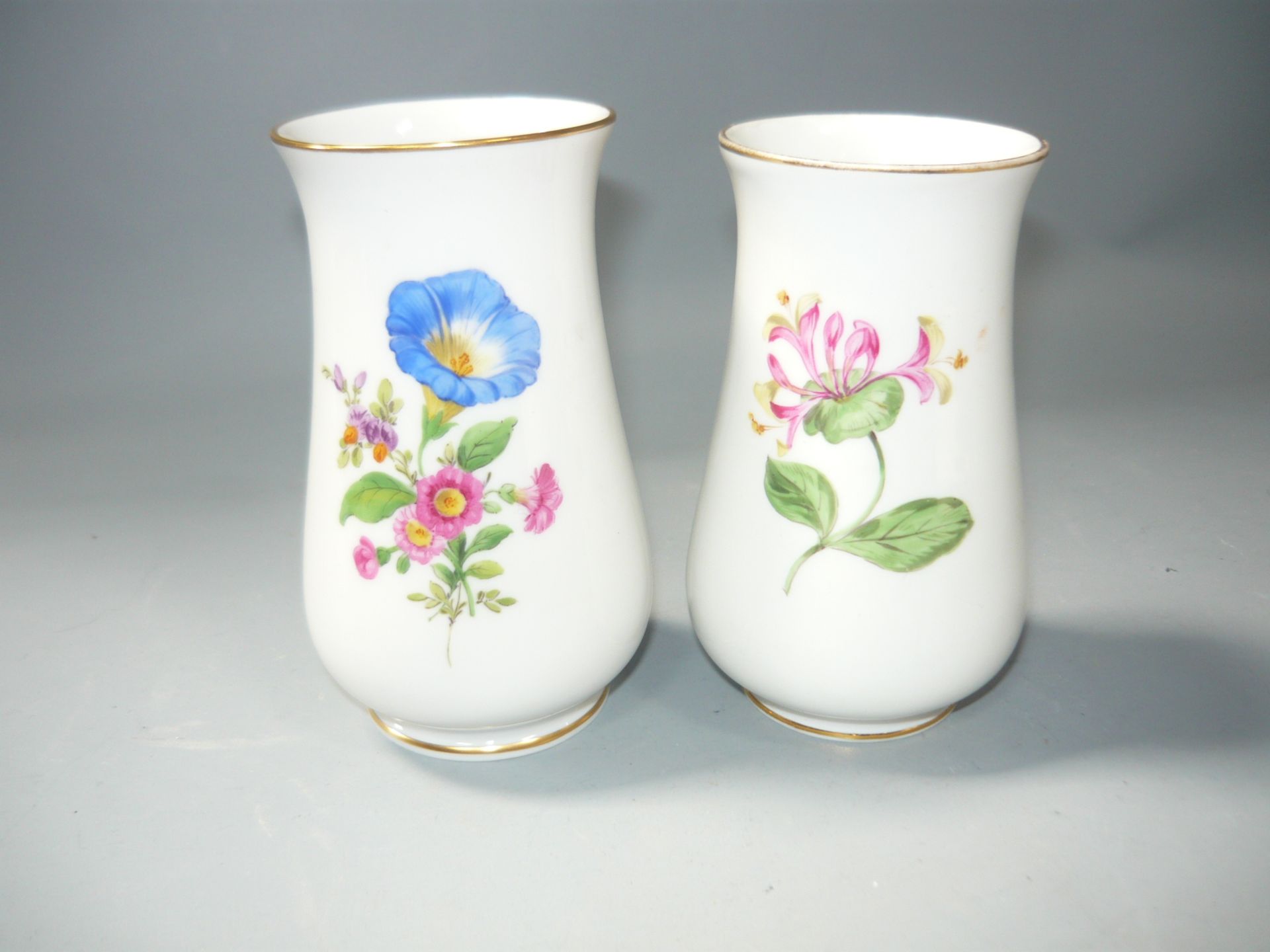 Meissen (Schwerter). Paar dekorative Vasen mit Blumenmalerei. Schleifstriche. H. je 10cm. //English: