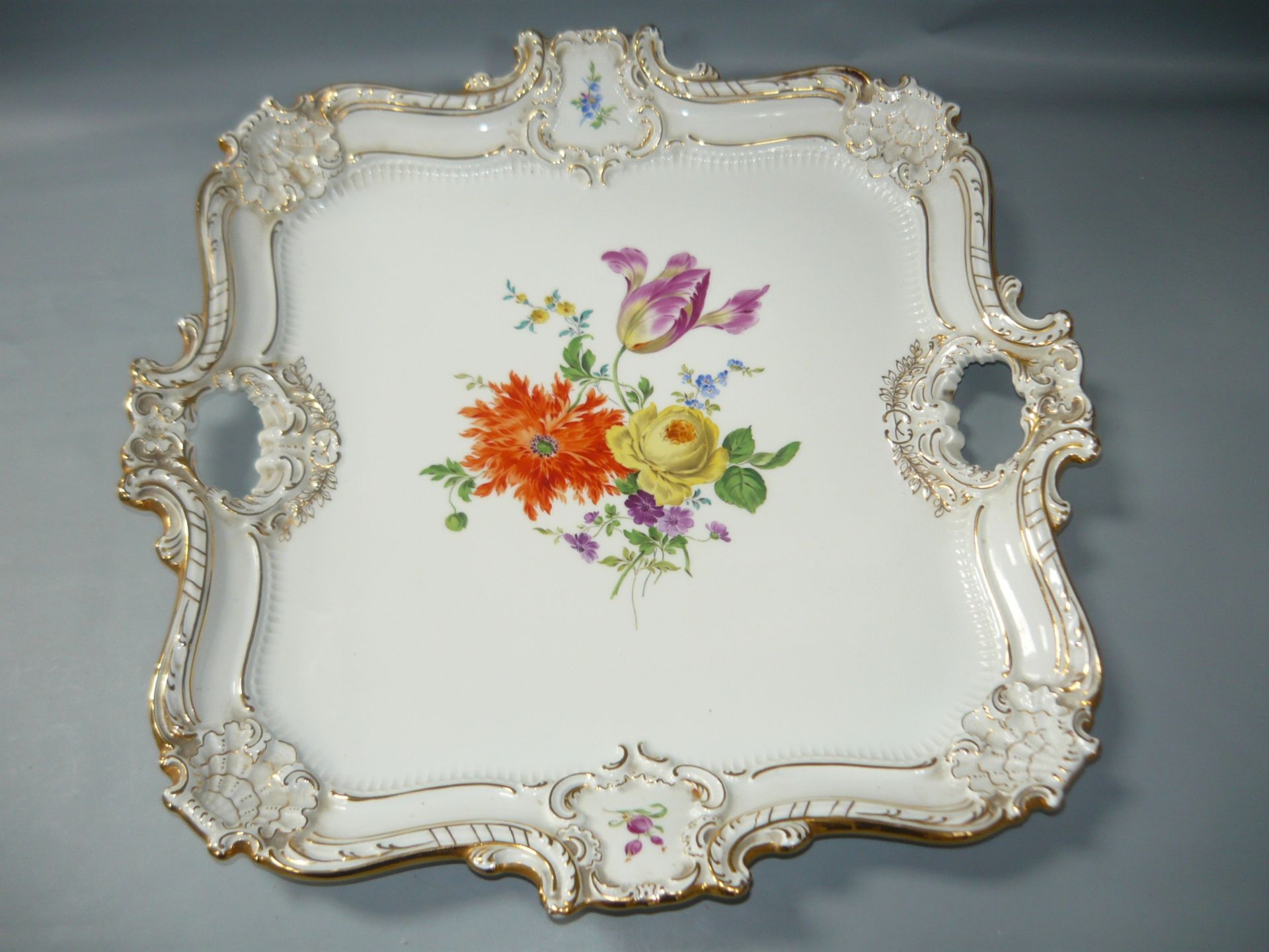 Meissen (Schwerter). Große Prunktablett mit feiner Blumenmalerei. Schleifstriche. L. 41cm. //