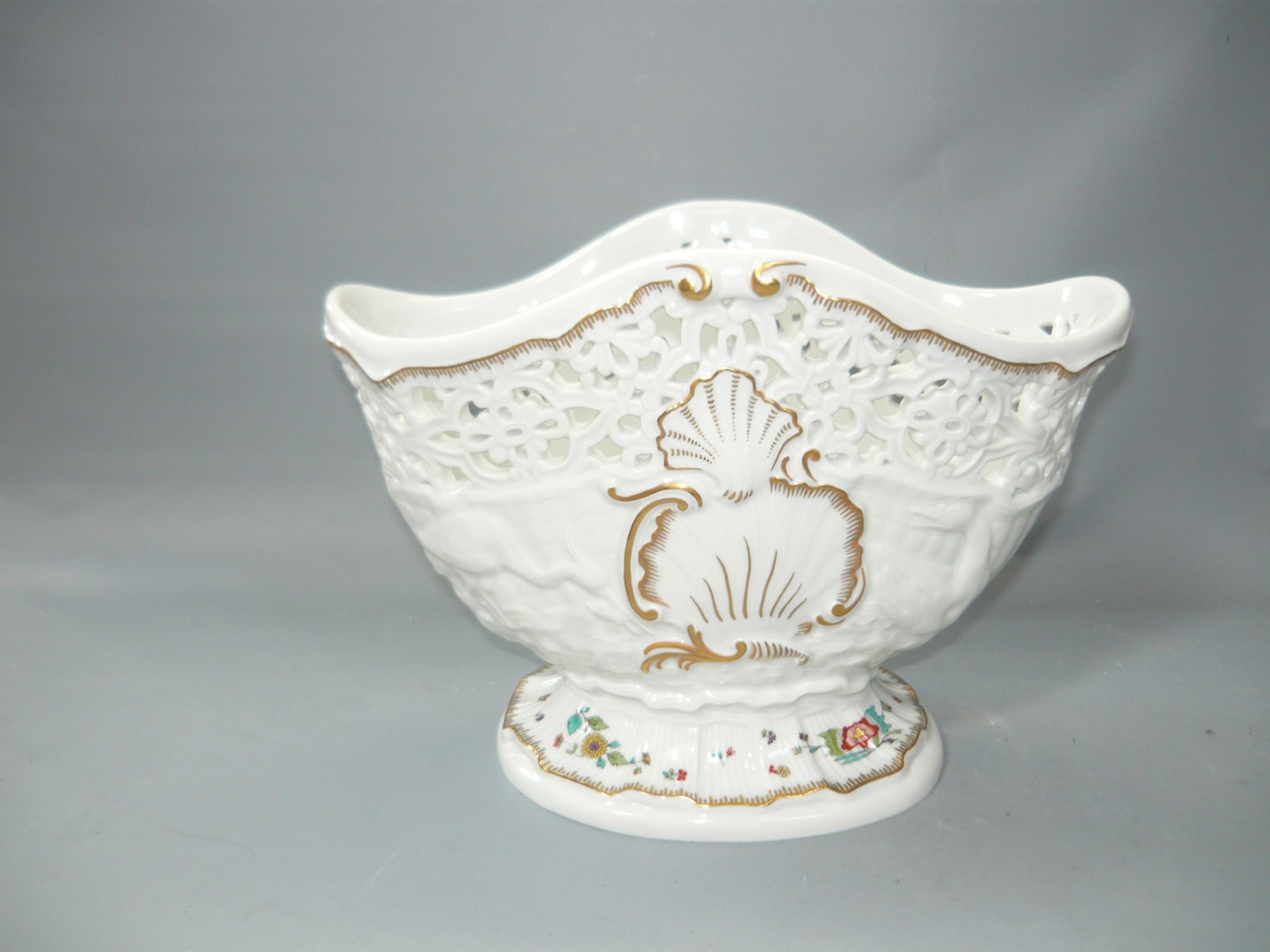 Meissen (Schwerter). Schwanenservice. Große Vase mit Durchbruch. Zweite Wahl. L. 24cm, H. 17cm. // - Bild 2 aus 2