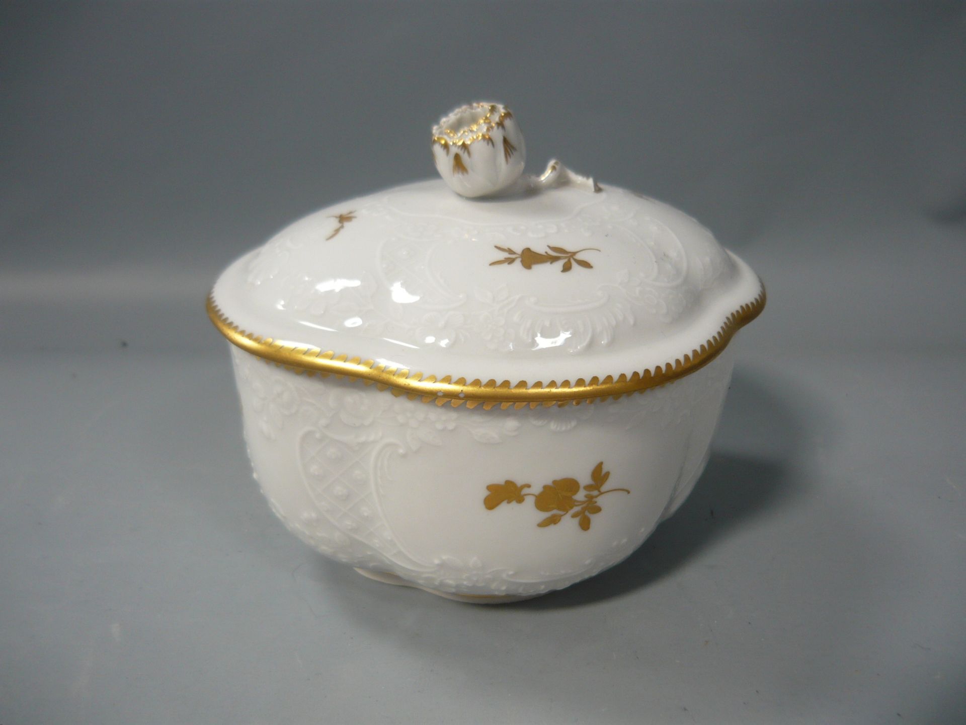 Meissen (Schwerter). Vierpassige Deckeldose mit Goldmalerei. Zweite Wahl. H. 14cm. /English: Meissen