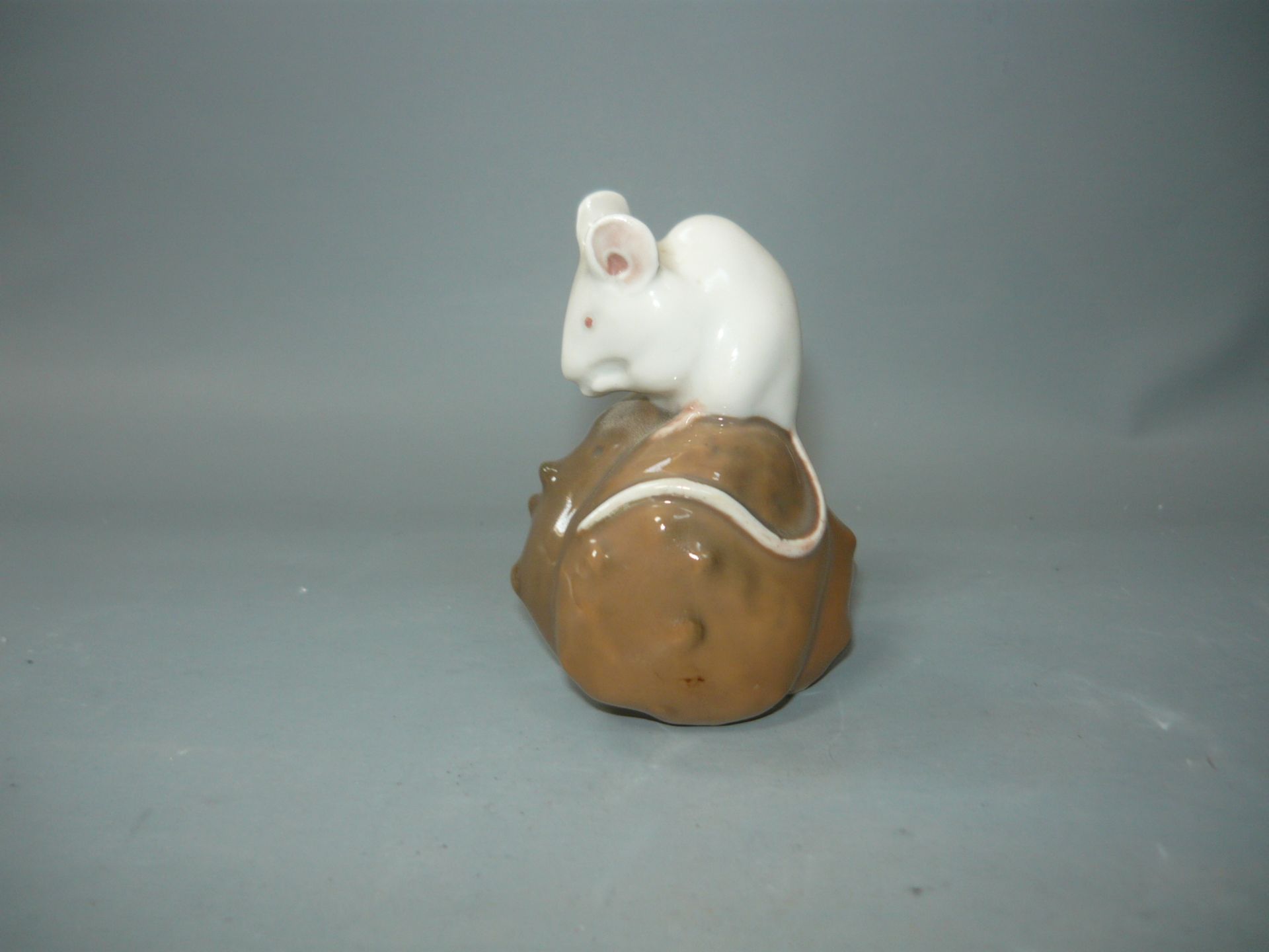 Royal Copenhagen. Maus auf Kastanie Erste Wahl. H. 7cm. //English: Royal Copenhagen. Mouse on