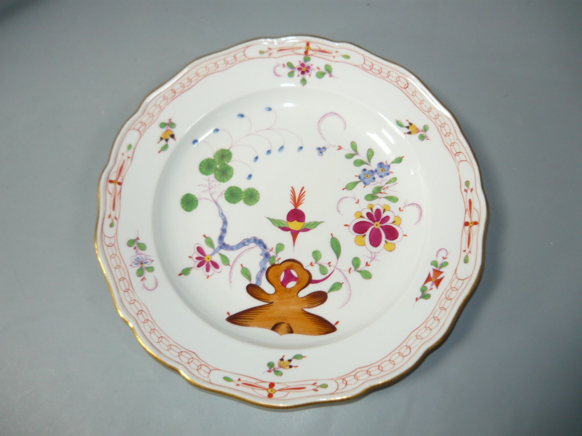 Meissen (Schwerter). Flacher Teller mit asiatischer Malerei. Erste Wahl. Ø 24cm. //English: