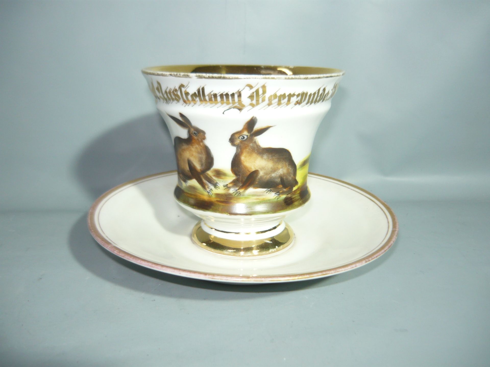 Große antike Tasse von 1893 mit zwei Hasen. Handbemalt. Untertasse mit Glasursprung. //English: Huge