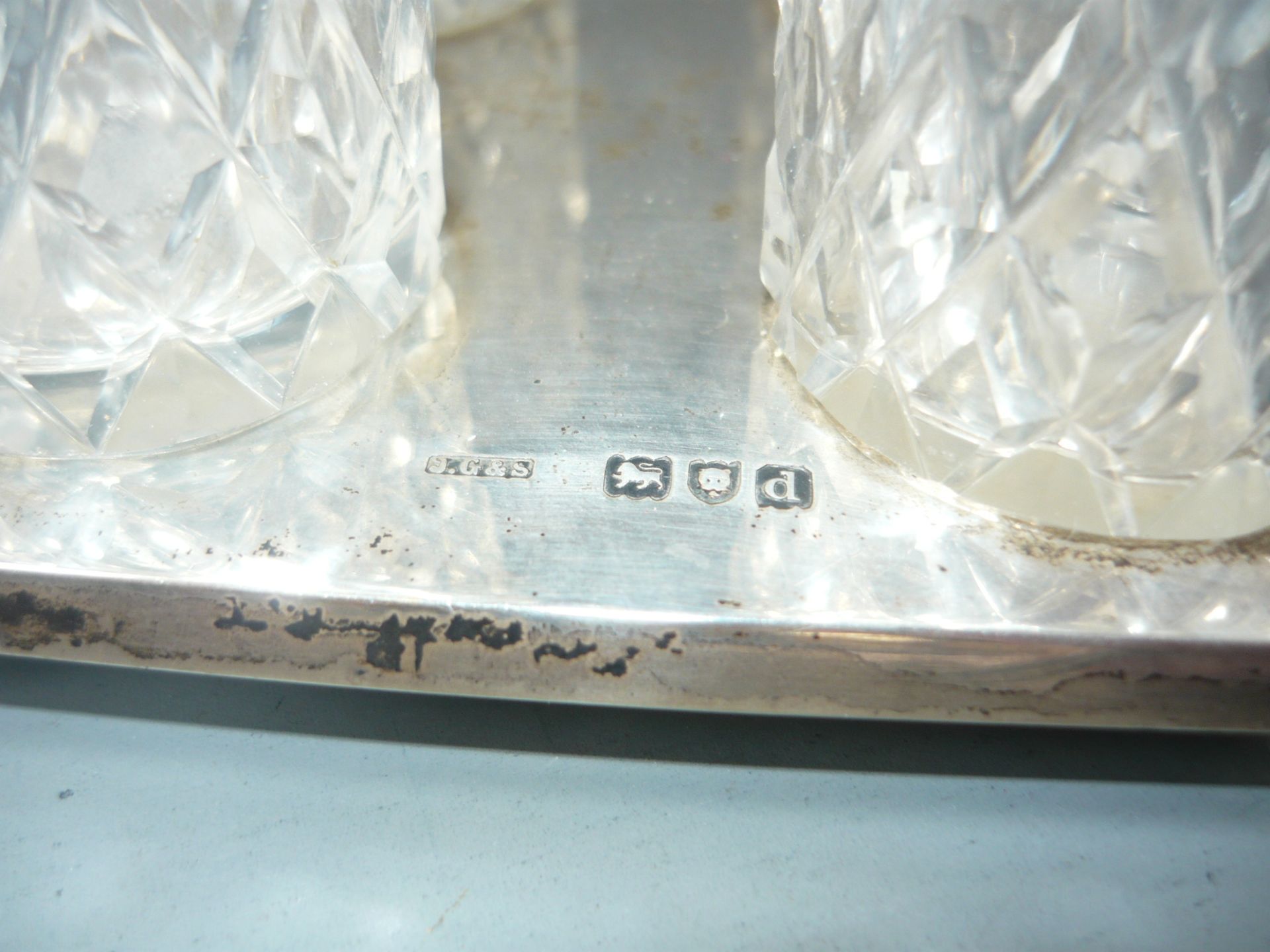 Ausgefallene Menage. Vier Glasflacons in 925er Sterling Silber Halterung. London, England. H. - Bild 2 aus 2