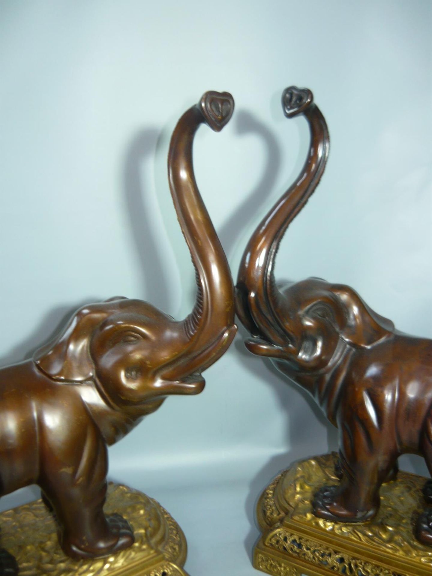 Paar große und Schwere Elefanten. Bronze. Je ca. 41cm. //English: Pair of huge and heavy - Image 2 of 4