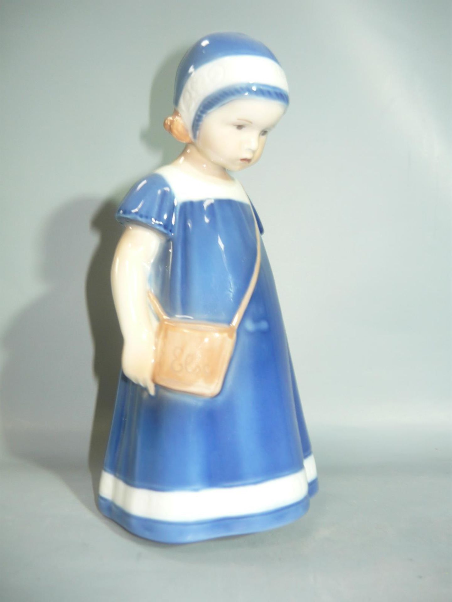 Royal Copenhagen. Else in blau. Schleifstrichen. H. 18cm. //English: Royal Copenhagen. Else in blue.