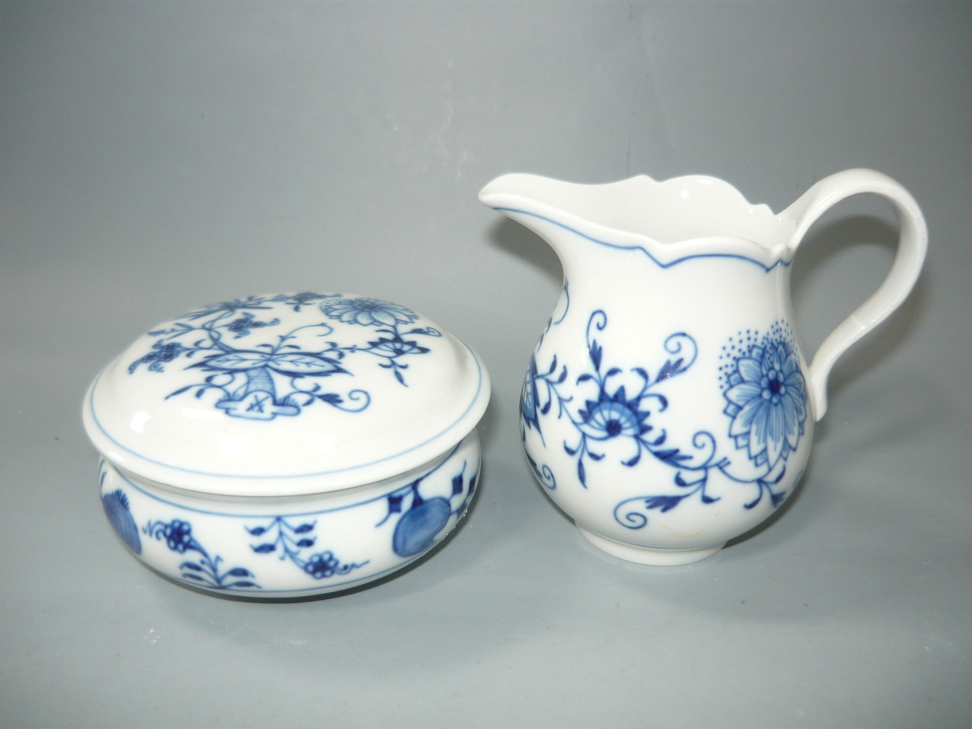 Meissen (Schwerter). Zwiebelmuster. Milchgießer und Zuckerdose. Erste Wahl. Ca. 10 & 10cm. //