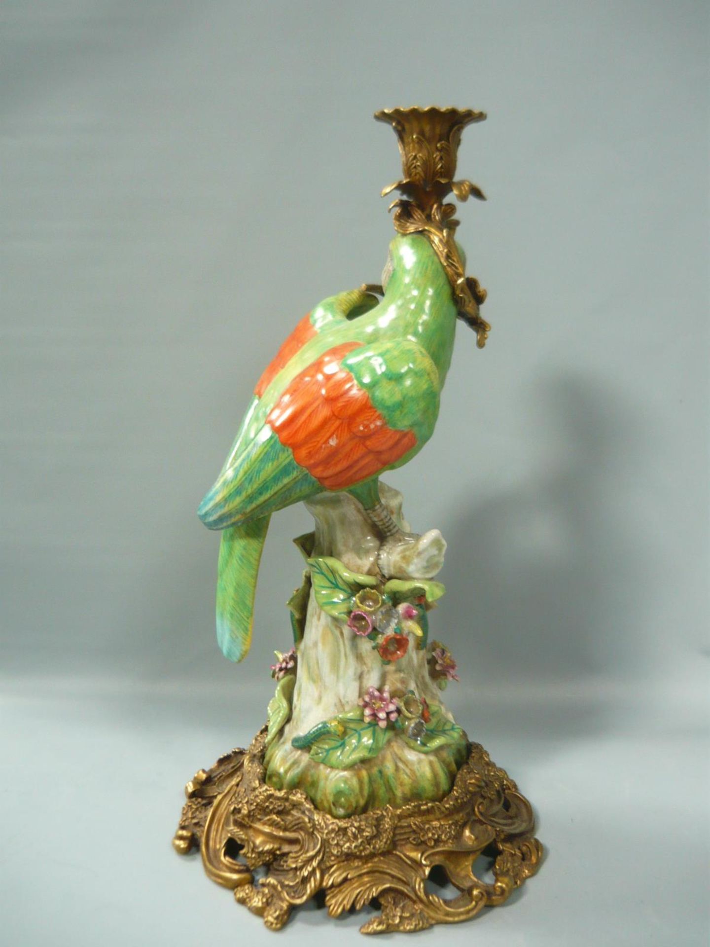Großer Kerzenleuchter. Grüner Papagei mit Insekten. Vergoldete Bronzemontierung. H. 36cm. //English: - Bild 2 aus 2
