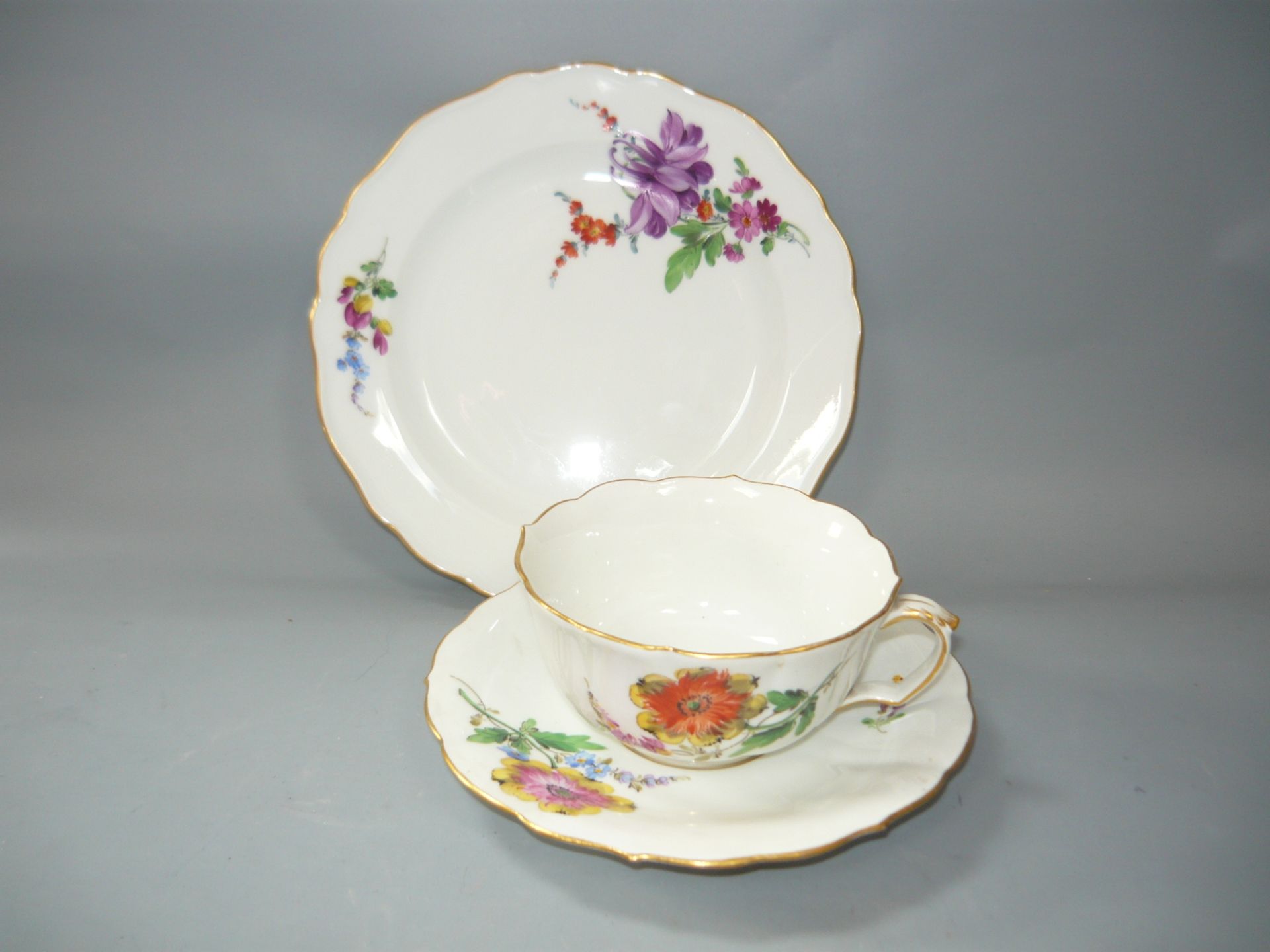 Meissen (Schwerter). Teegedeck mit Blumenmalerei. Erste Wahl. //English: Meissen (swords). Teacup