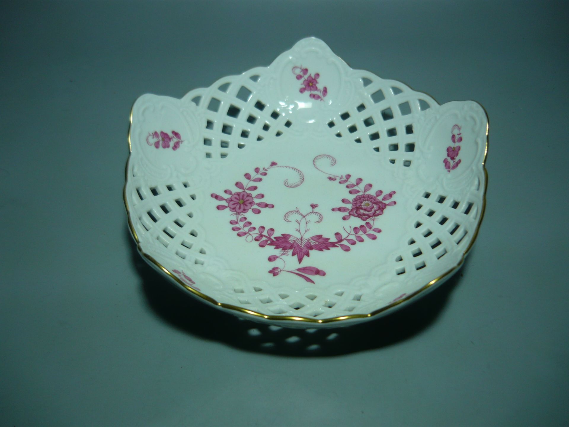 Meissen (Schwerter). Runde Schale mit breitem Durchbruch. Erste Wahl. Ca. 19cm. //English: