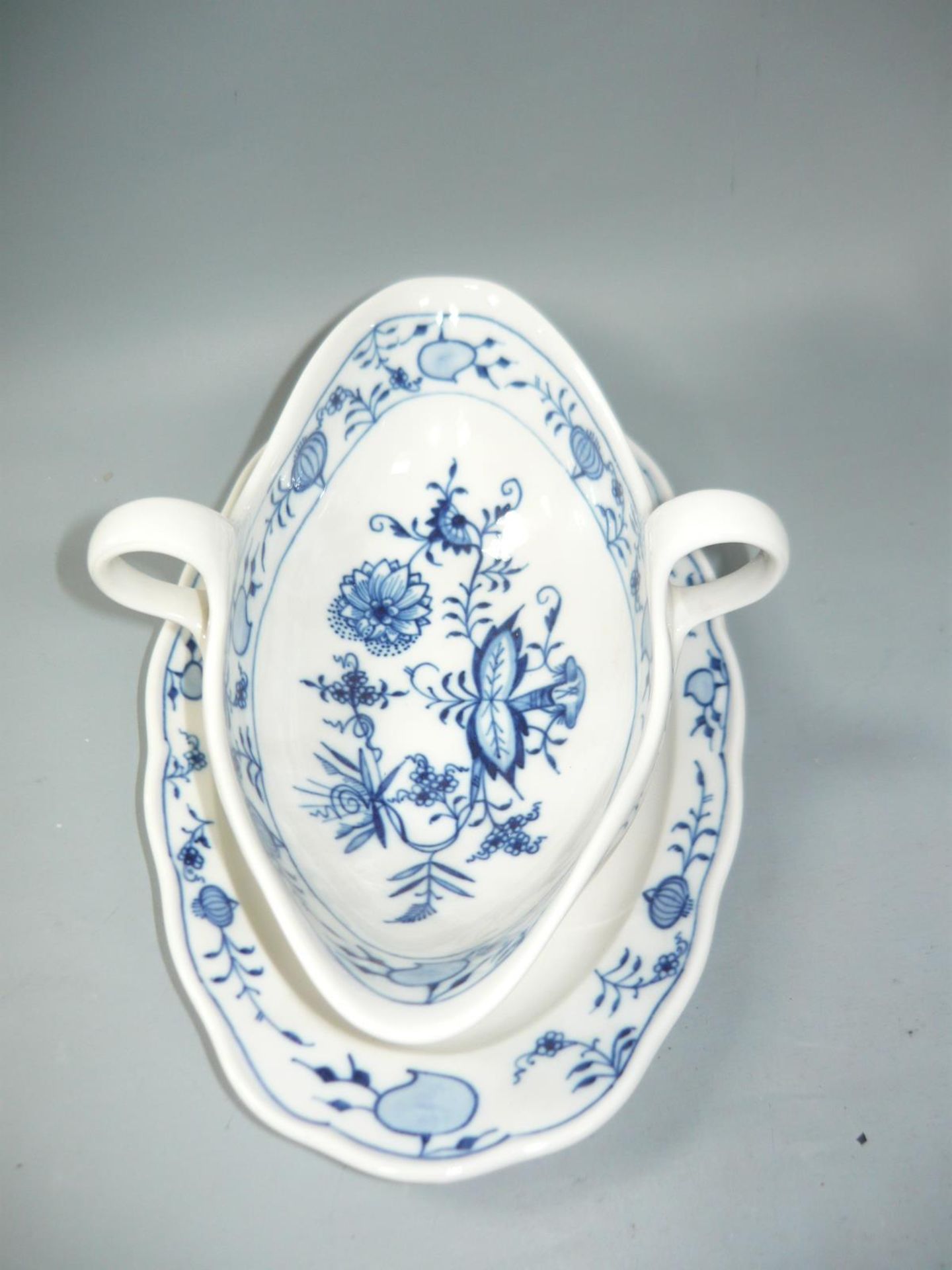 Meissen (Schwerter). Zwiebelmuster. Sauciere auf festem Unterteller. Erste Wahl. L. 21cm. //English: