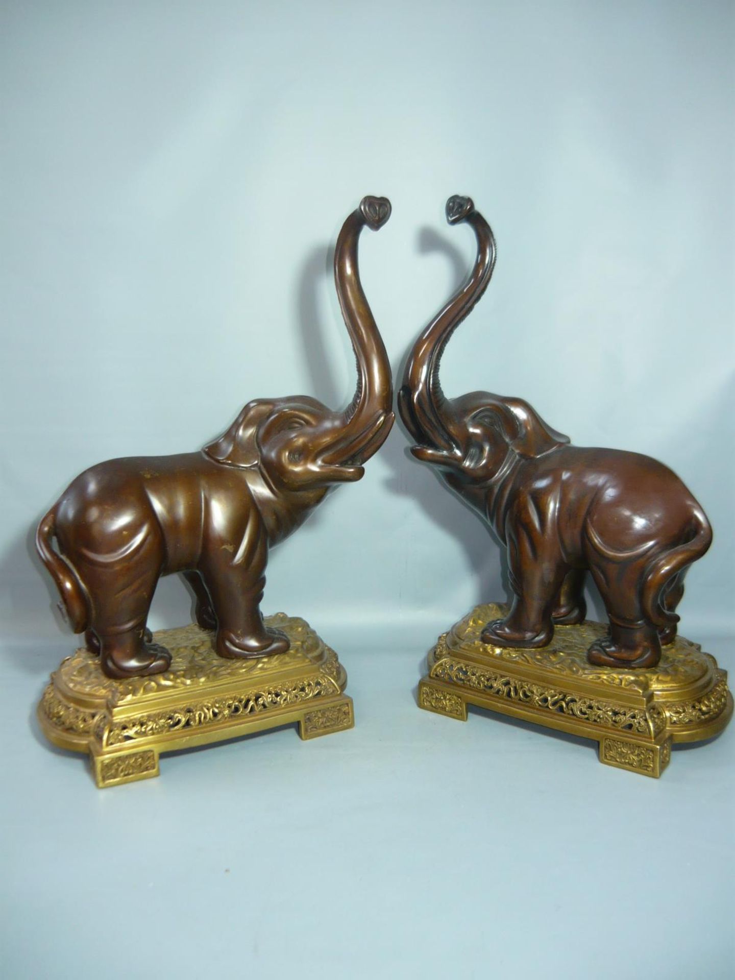 Paar große und Schwere Elefanten. Bronze. Je ca. 41cm. //English: Pair of huge and heavy