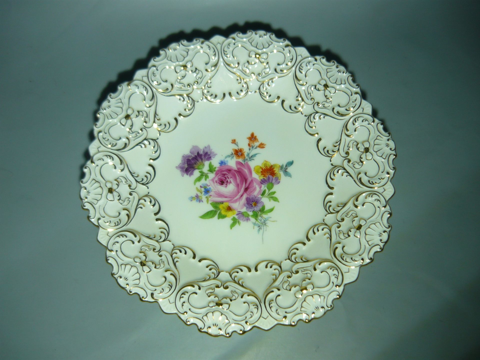 Meissen (Schwerter). Prunkplatte mit Blumenmalerei. Zwei Scheifstriche. Ca. 28cm. //English: Meissen