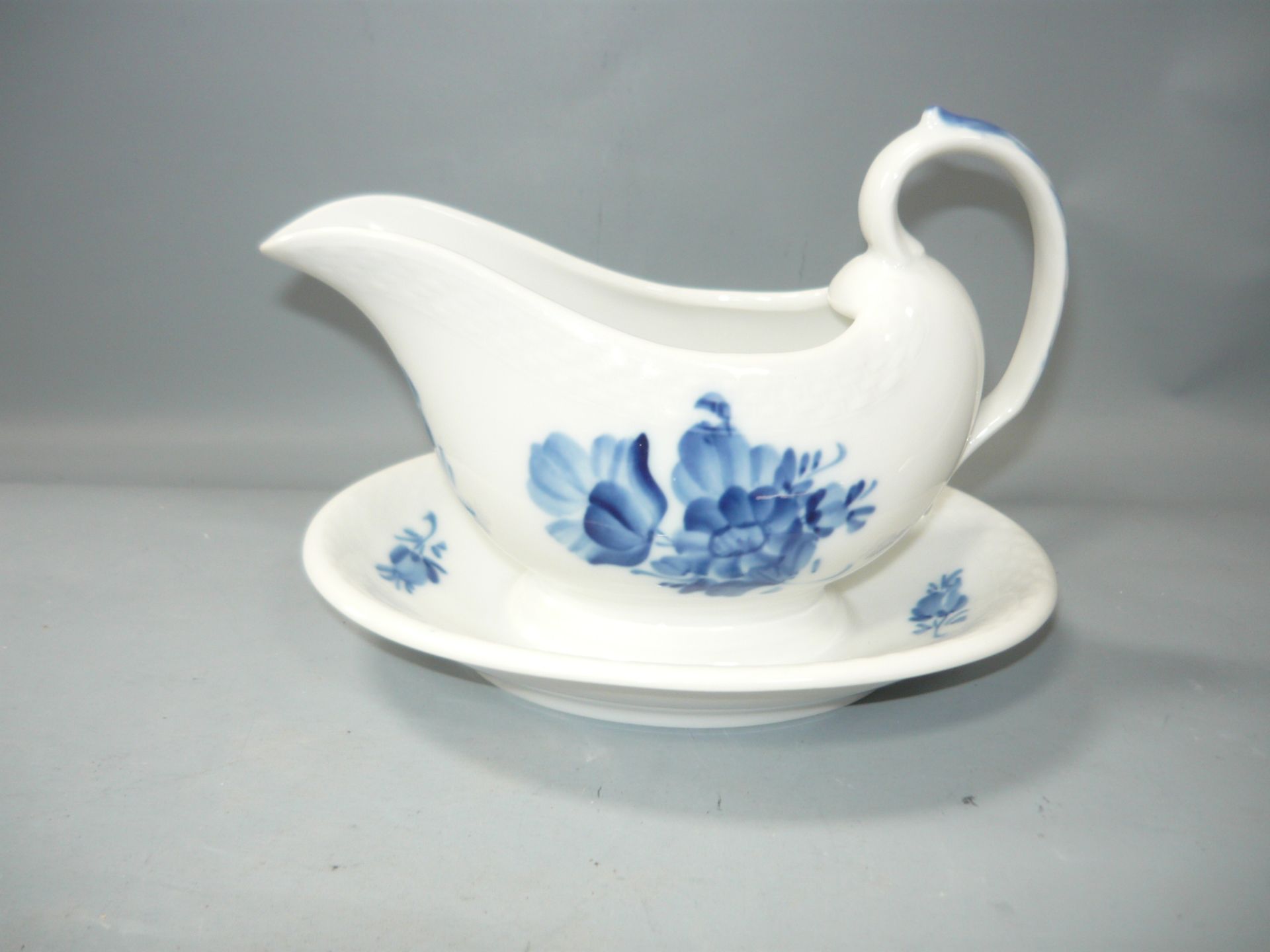 Royal Copenhagen. Blaue Blume. Sauciere Erste Wahl. L. 19cm. Englisch: Royal Copenhagen. Blue