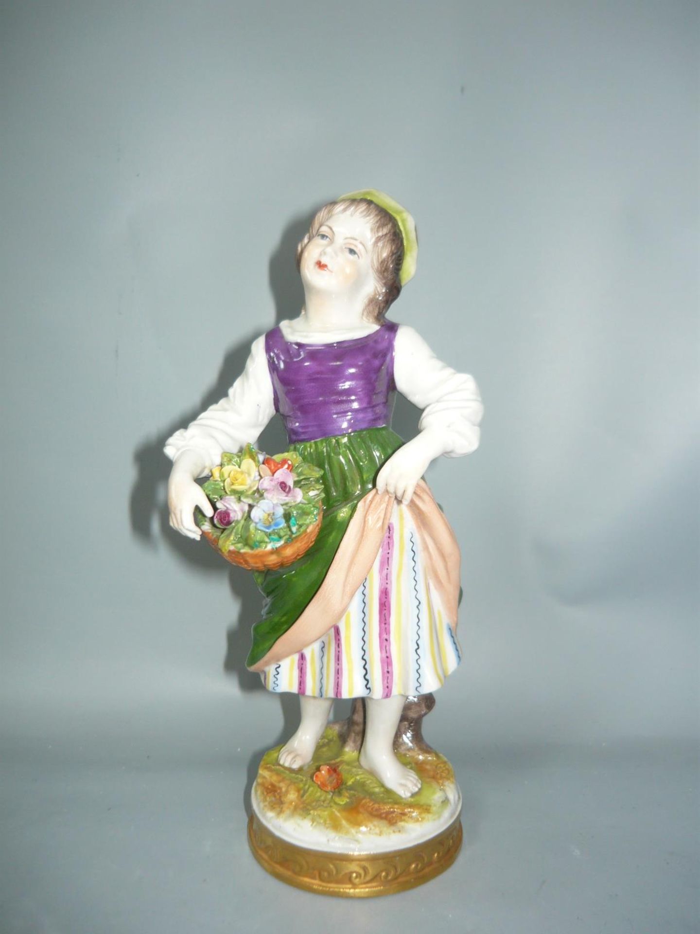 Dresden / Neapel. Mädchen mit Blumenkorb. H. 18cm. //English: Dresden or Naples. Girl with a