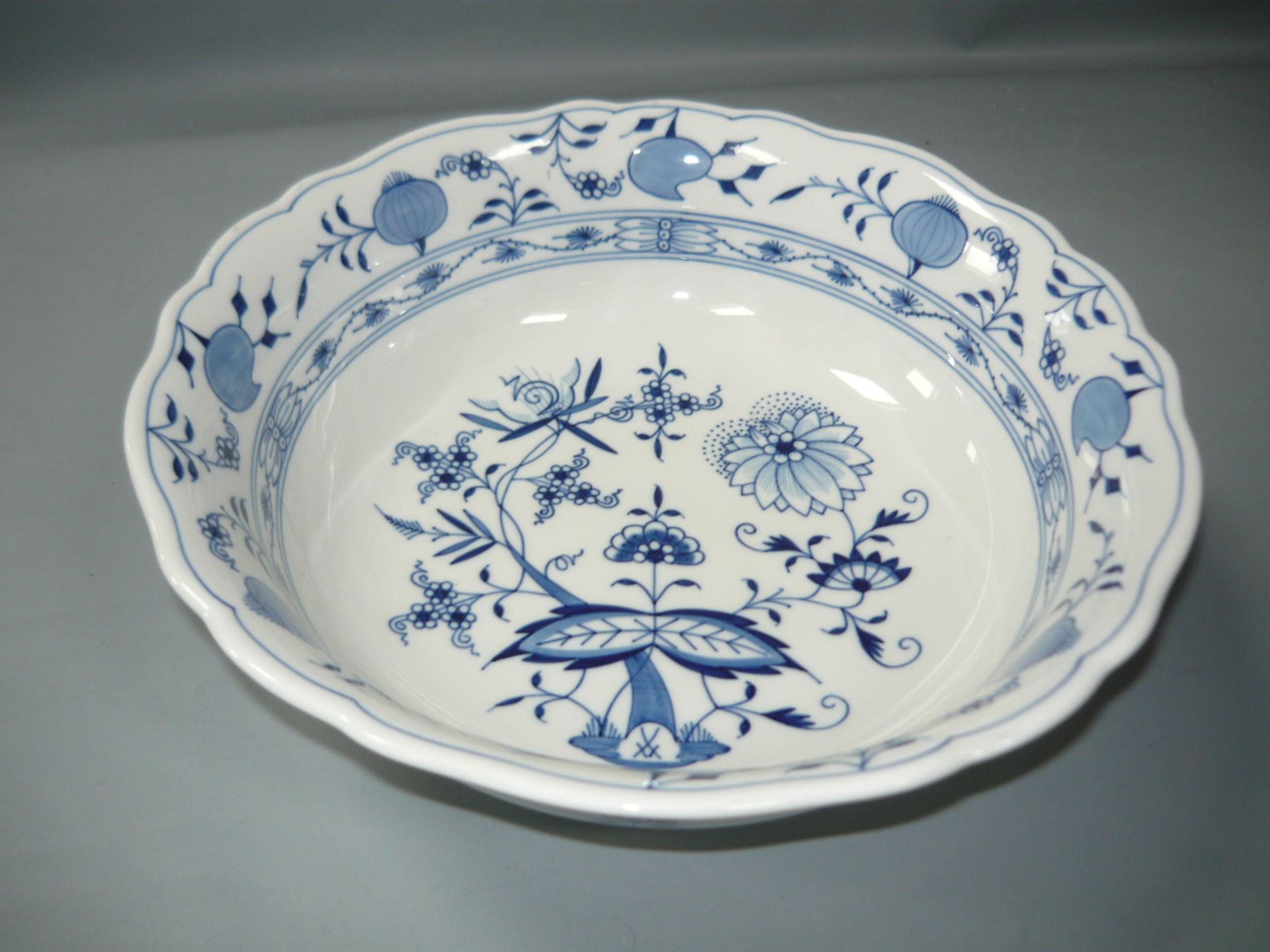 Meissen (Schwerter). Zwiebelmuster. Große runde Schale. Erste Wahl. Ca. 9x28cm. //English: