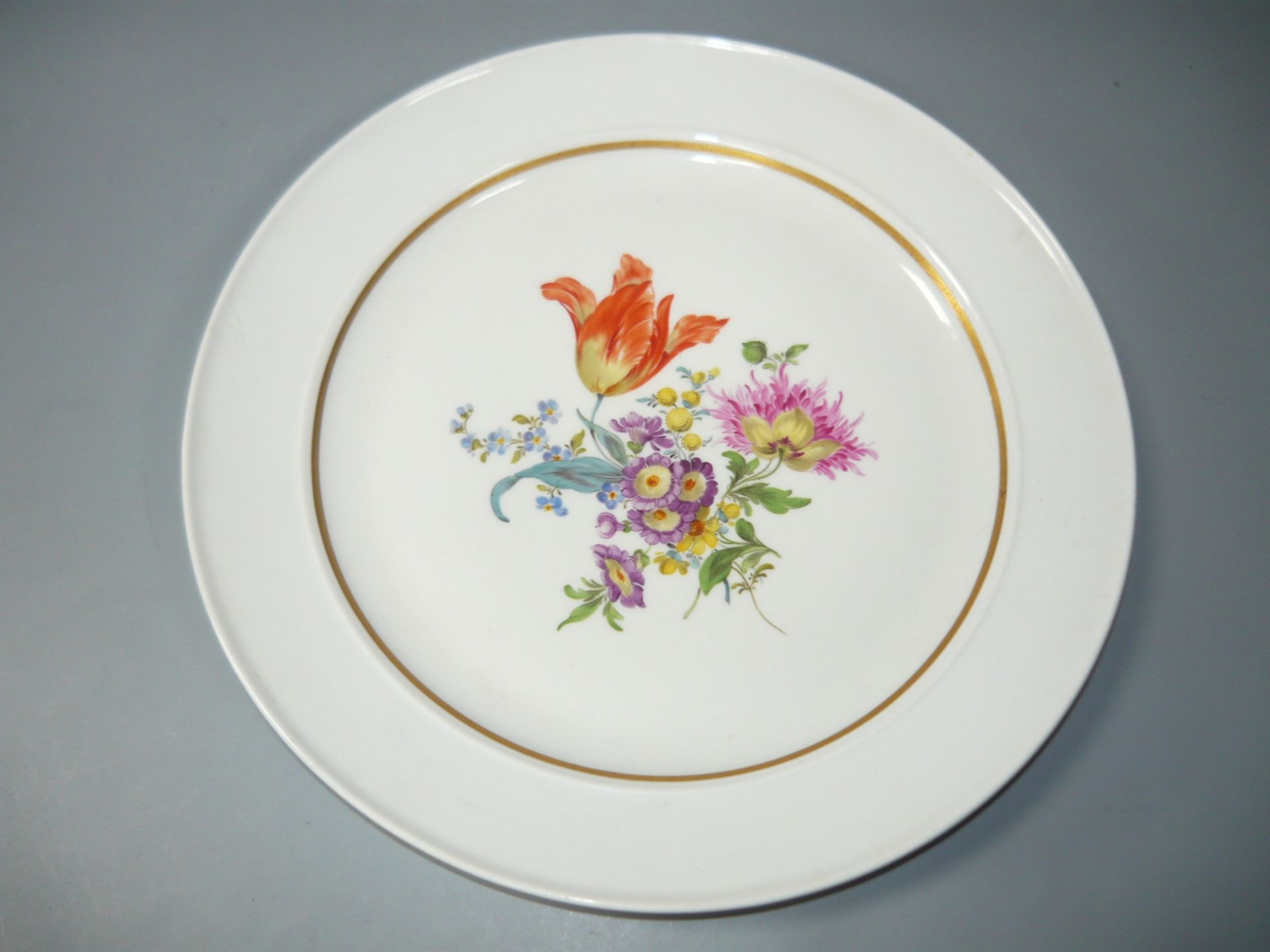 Meissen (Schwerter). Runder Zierteller mit Blumenbemalung. Schleifstriche. Ø 25cm. //English: