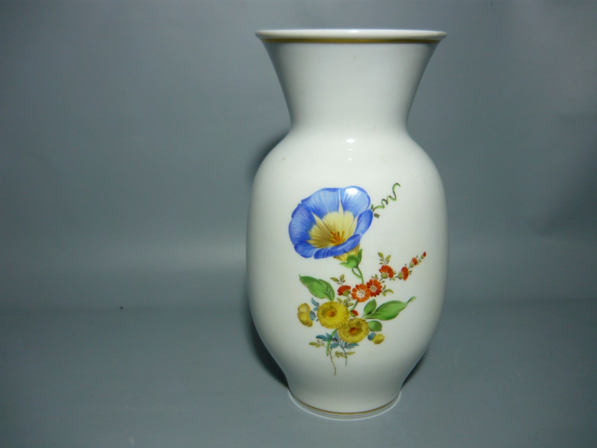 Meissen (Schwerter). Vase mit Handmalerei. Erste Wahl. H. 19cm. //English: Meissen (swords).