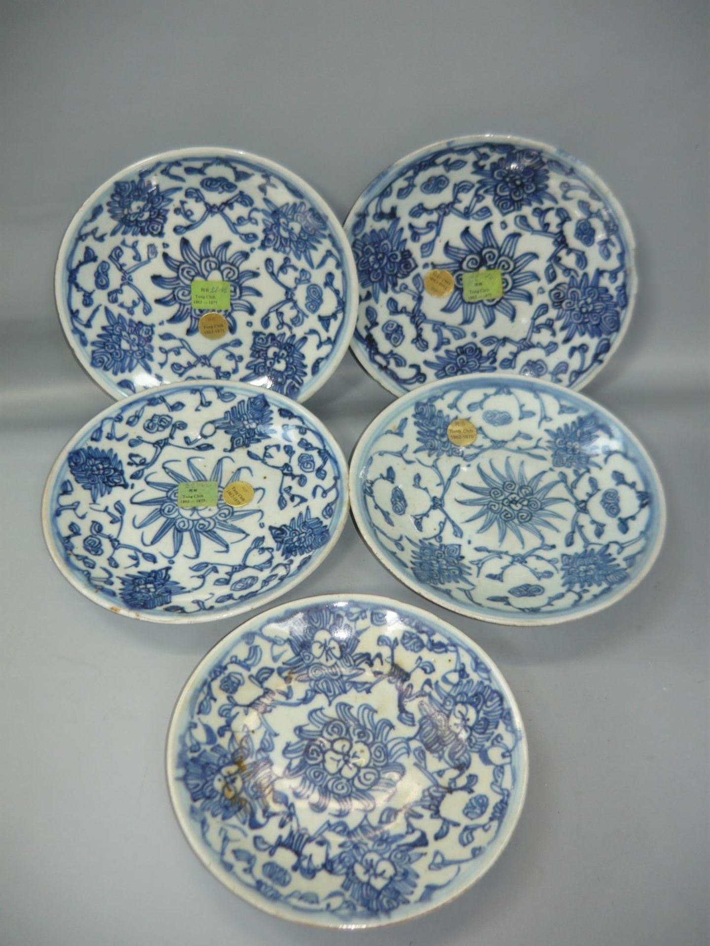 Satz von 5 Tellern. China, Tung Chih (1862-1875). Blaue Handmalerei. Ø ca. 19,5cm. Kleine Fehler