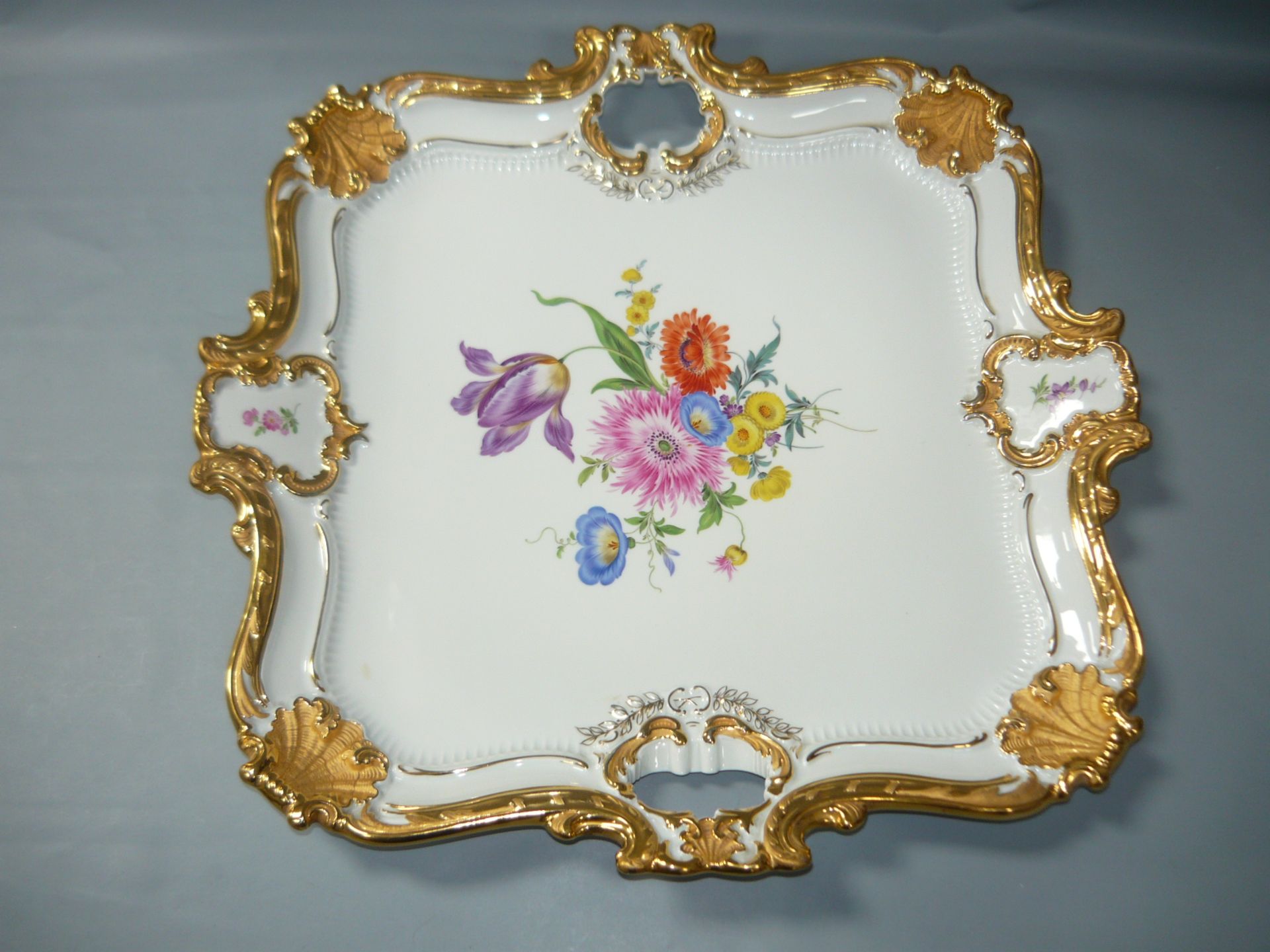 Meissen (Schwerter). Große Prunktablett mit feiner Blumen- und Goldmalerei. Schleifstriche. L. 41cm.