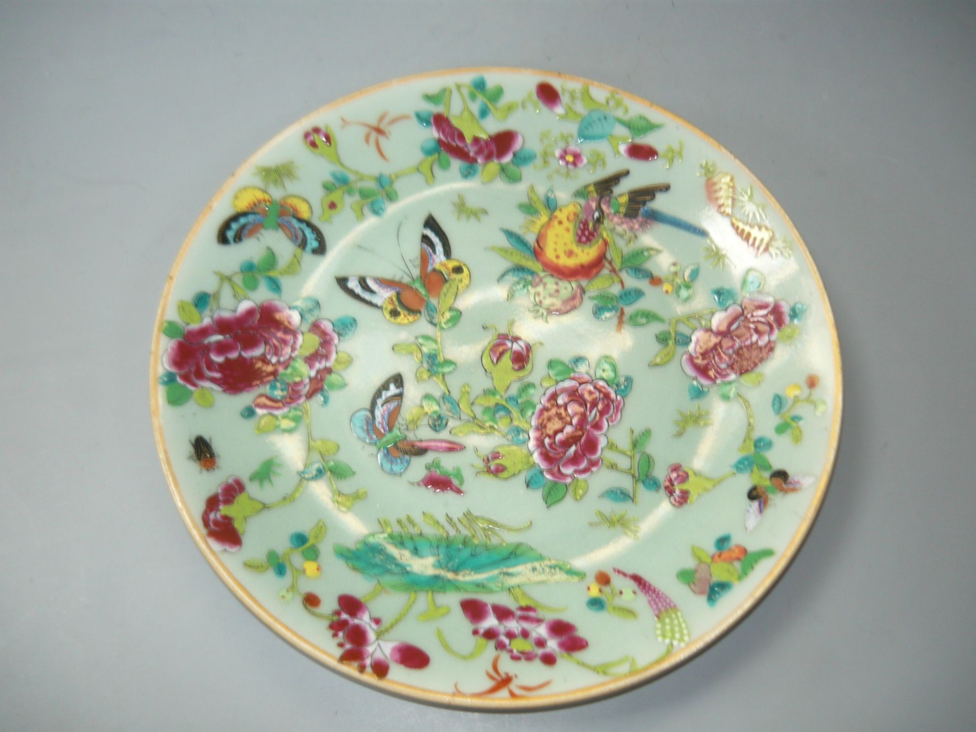 Hochdekorativer Celadon Tellern. China, Tung Chih (1862-1875). Blumen, Vögel und Schmetterlinge in