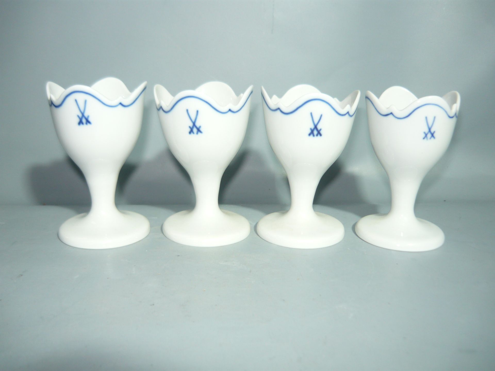 Meissen (Schwerter). Satz von vier Eierbechern. I.W. H. 8cm. //English: Meissen (swords). Set of 4