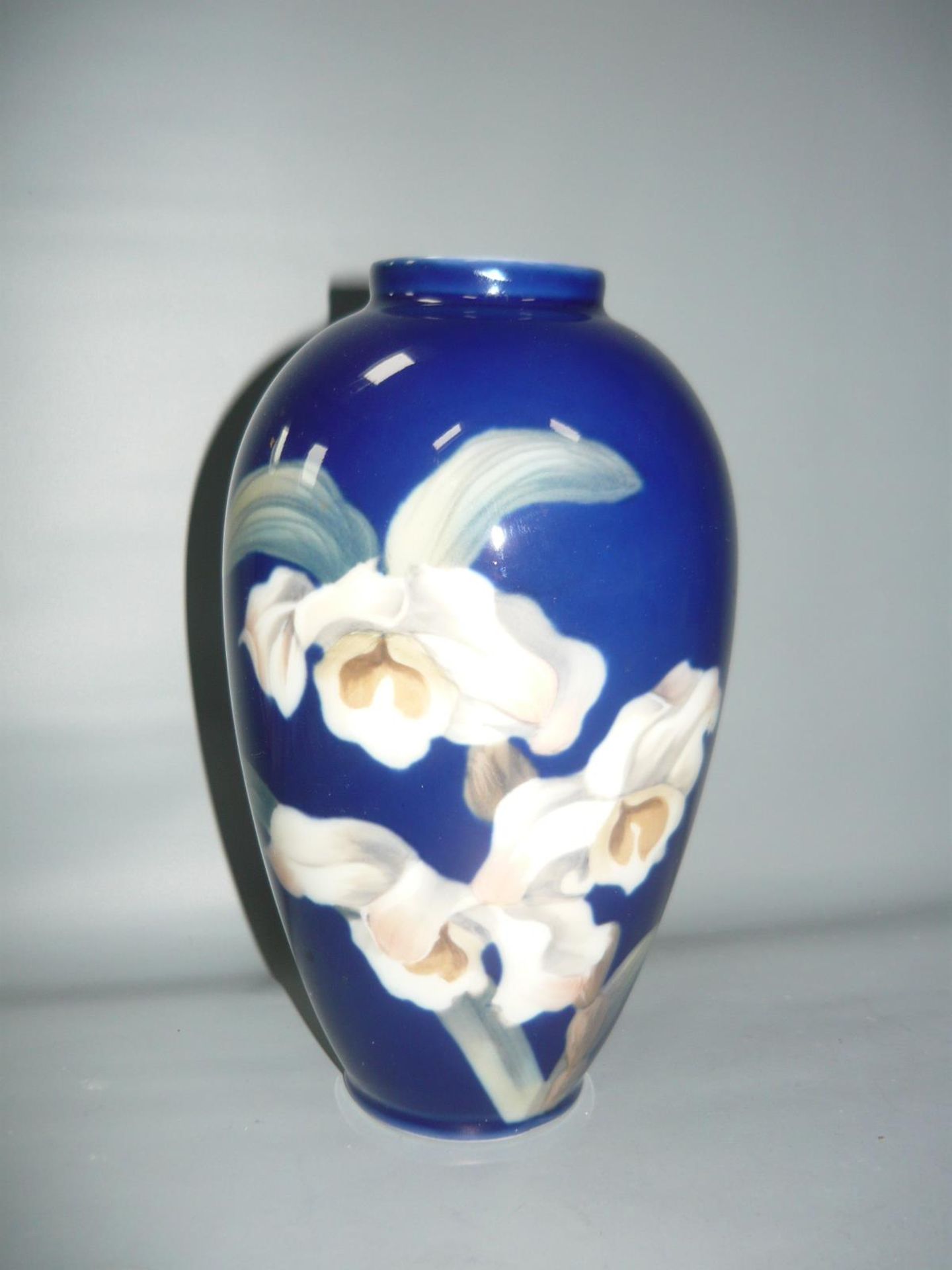 Royal Copenhagen. Vase. Blumenmalerei auf Kobalt Grund. Erste Wahl. H. 19cm. //English: Royal