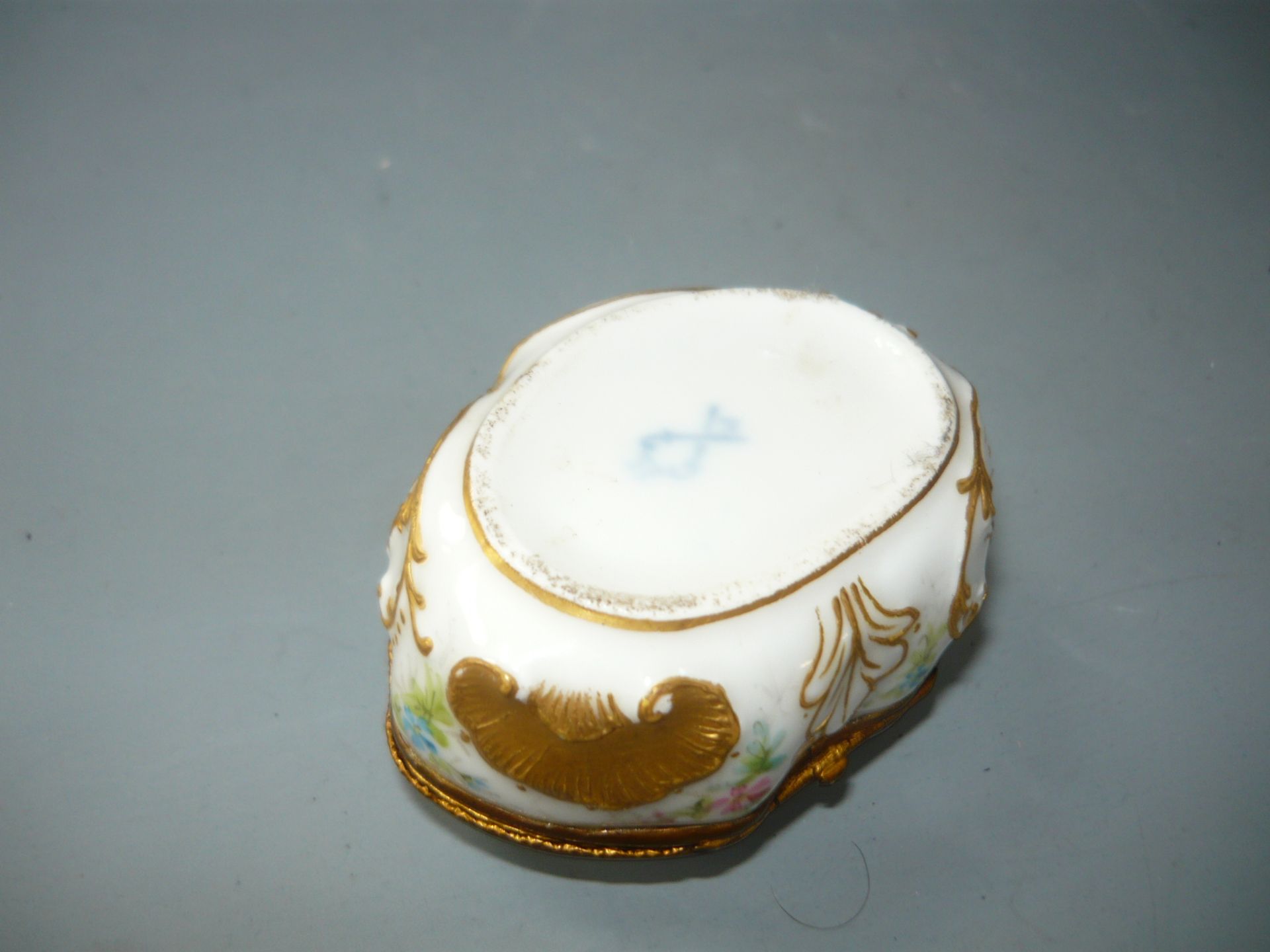 Antike Deckeldose mit Szenerie. Innen üppig vergoldet. Faux-Meissen-Marke. L. 8cm. //English: - Bild 4 aus 4