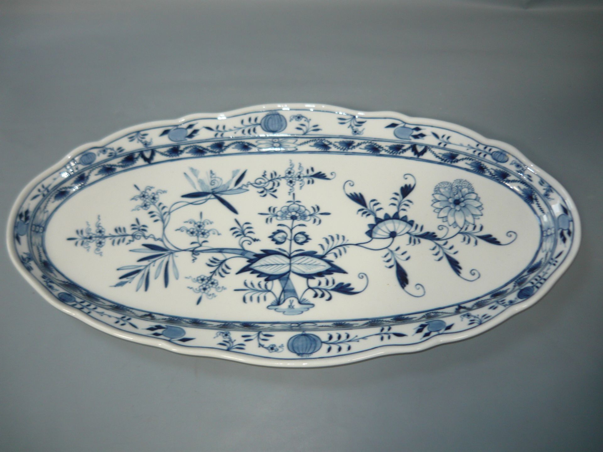 Meissen (Schwerter). Zwiebelmuster. Große Fischplatte. Ca. 27x55cm. Erste Wahl. //English: