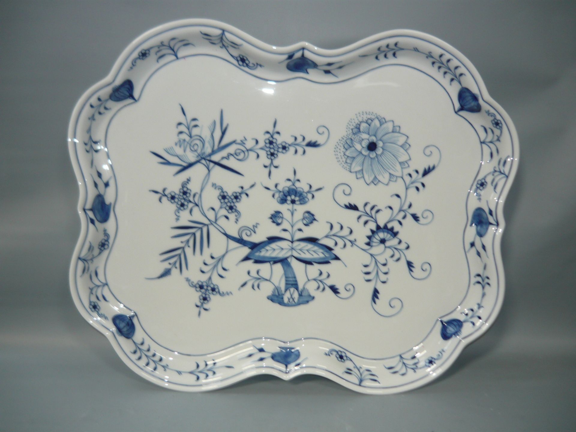 Meissen (Schwerter). Zwiebelmuster. Großes Tablett. Schleifstriche. Ca. 33x38cm. //English: