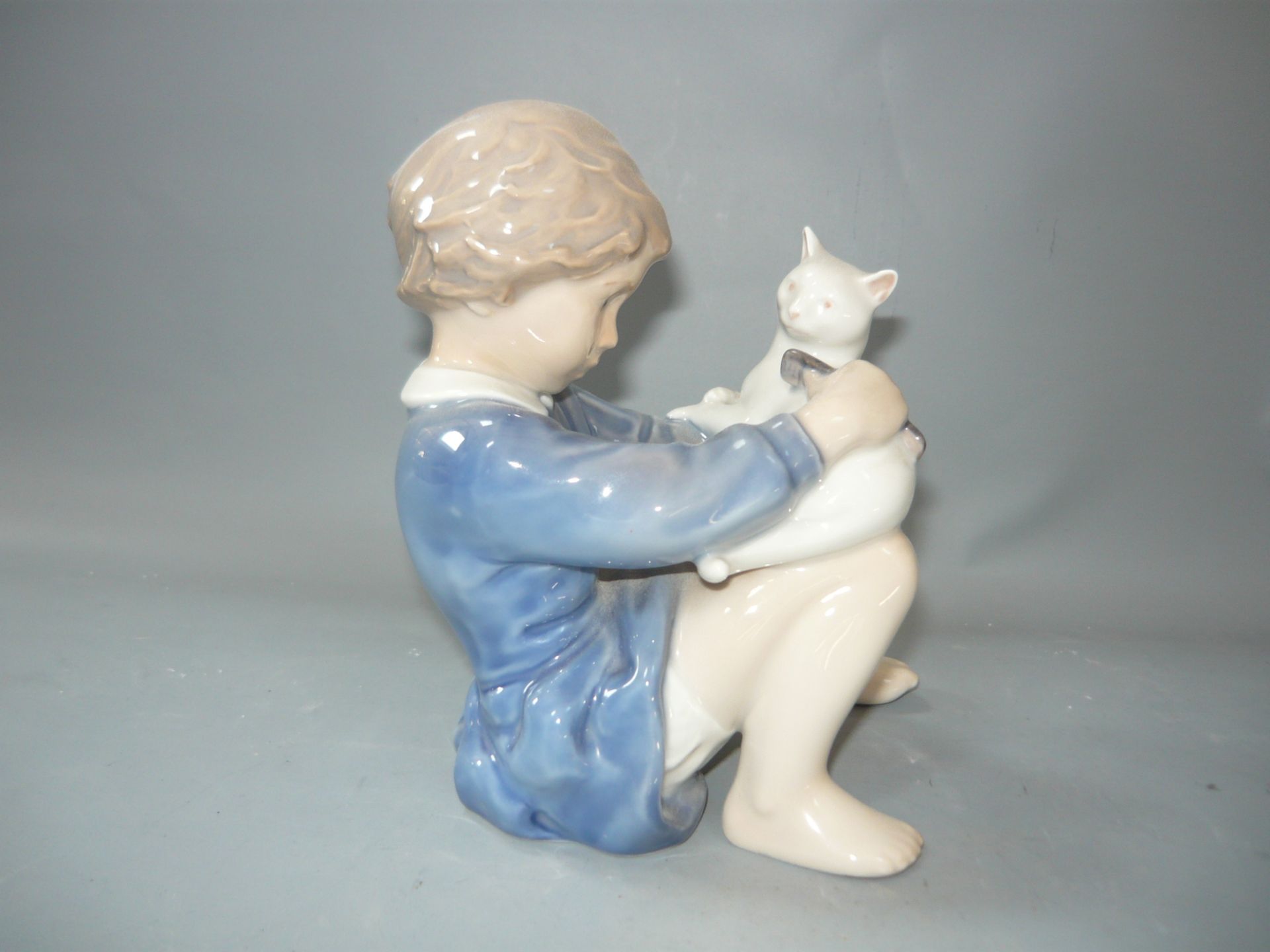 Royal Copenhagen. Mädchen mit Katze. Erste Wahl. H. 16cm. //English: Royal Copenhagen. Girl with