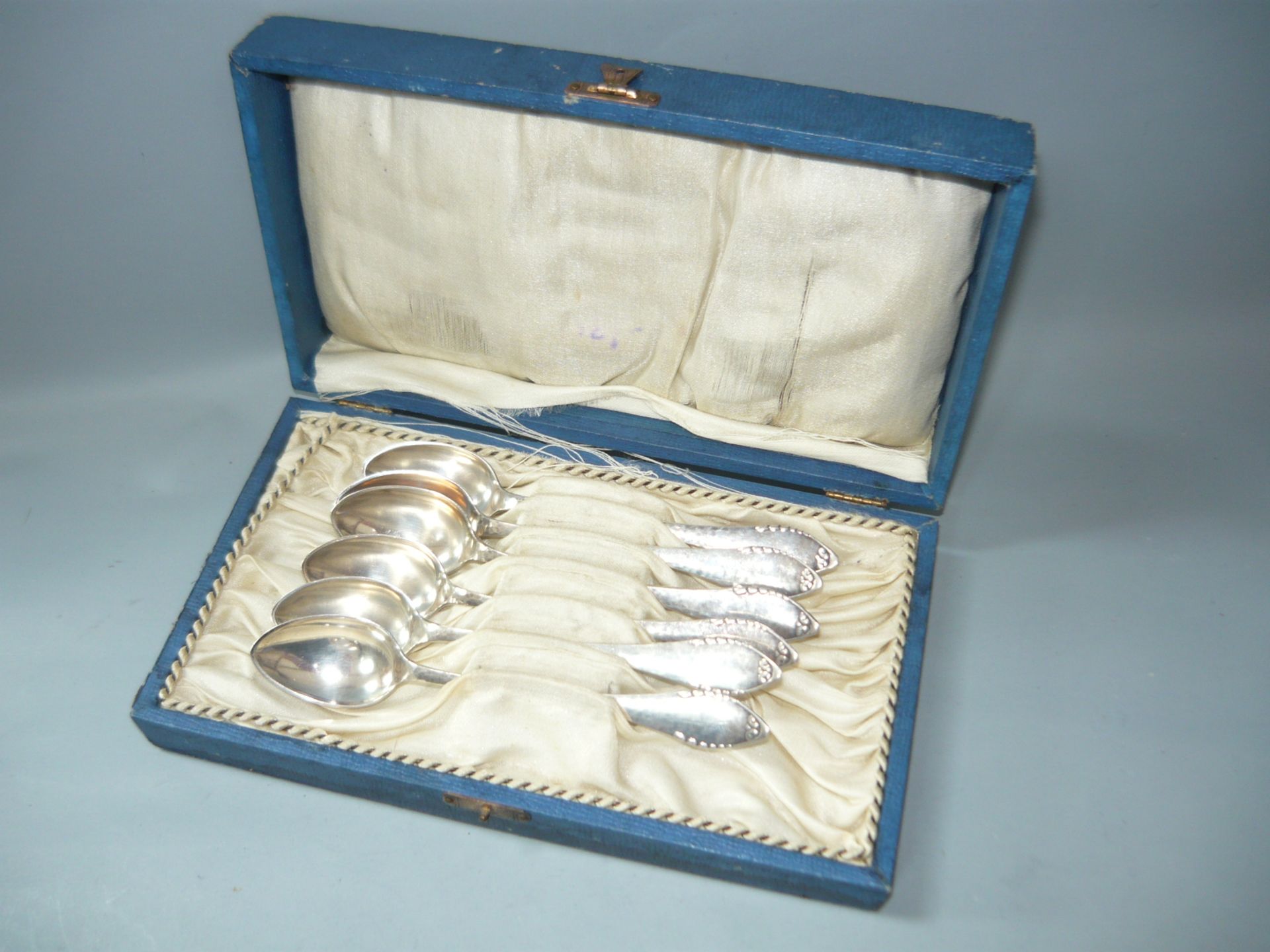 Satz 6 Kaffeelöffel, gehämmert und im Jugendstil. 830er Silber. Dänemark 1922. //English: Set of 6