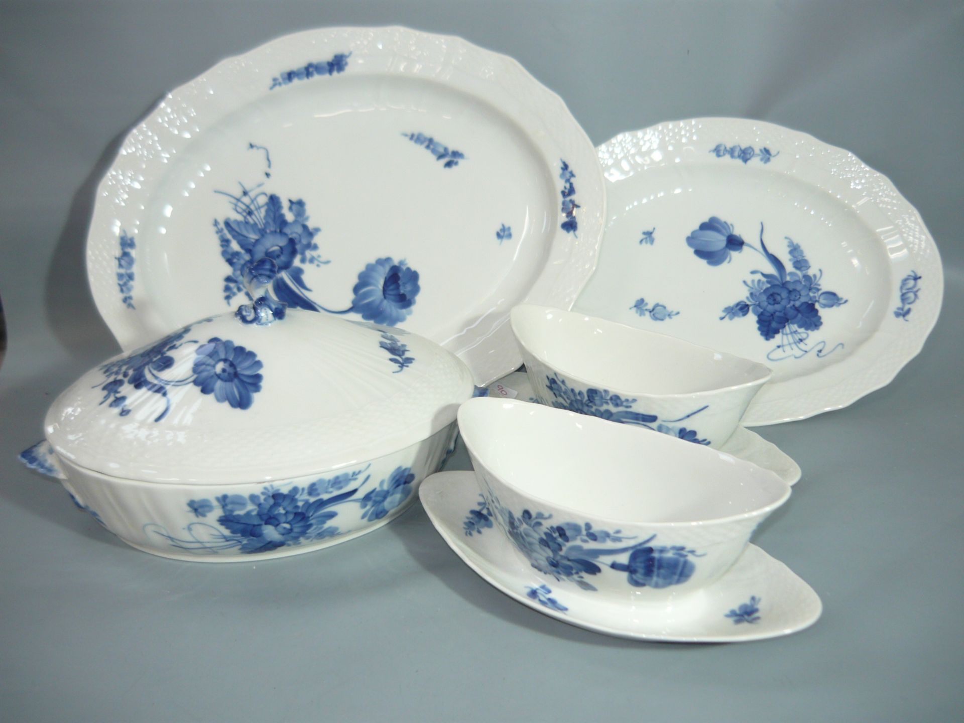 Royal Copenhagen. Blaue Blume. 53 teiliges Speiseservice. 4x12 Teile plus 5 Servierteile. - Bild 4 aus 4