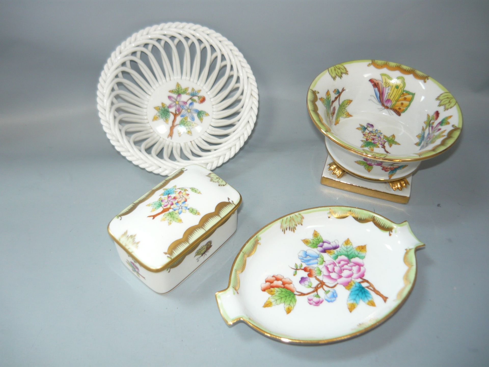 Herend Victoria. Konvolut vier Zierteile. //English: Herend Victoria. Collection of 4 pieces.