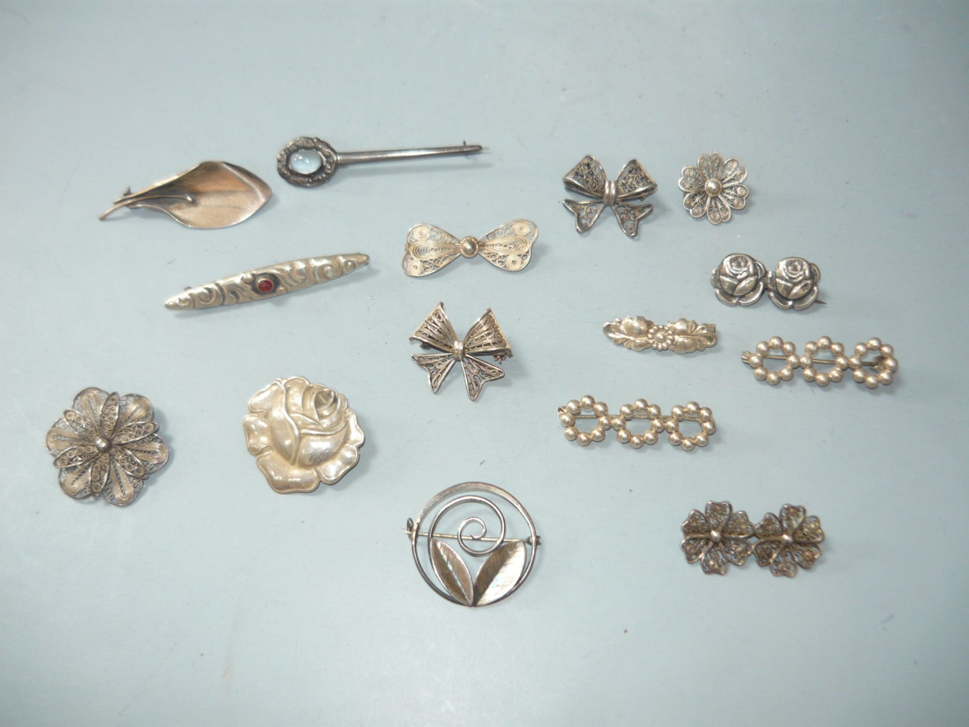 Sammlung 15 alte oder antike Dänische Silberbroschen. Verschiedene Formen und Größen. Alle min 800er
