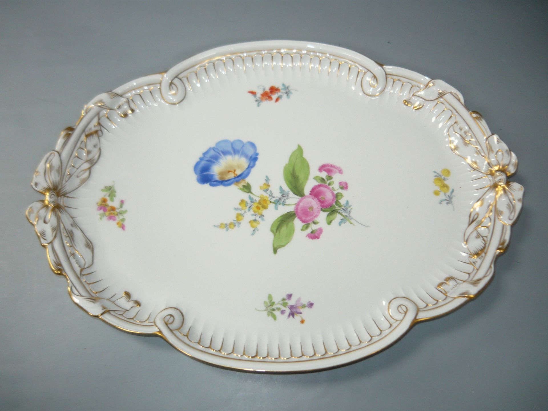 Meissen (Schwerter). Serviertablett mit Blumenbemalung. Schleifstriche. L. 41cm. //English: