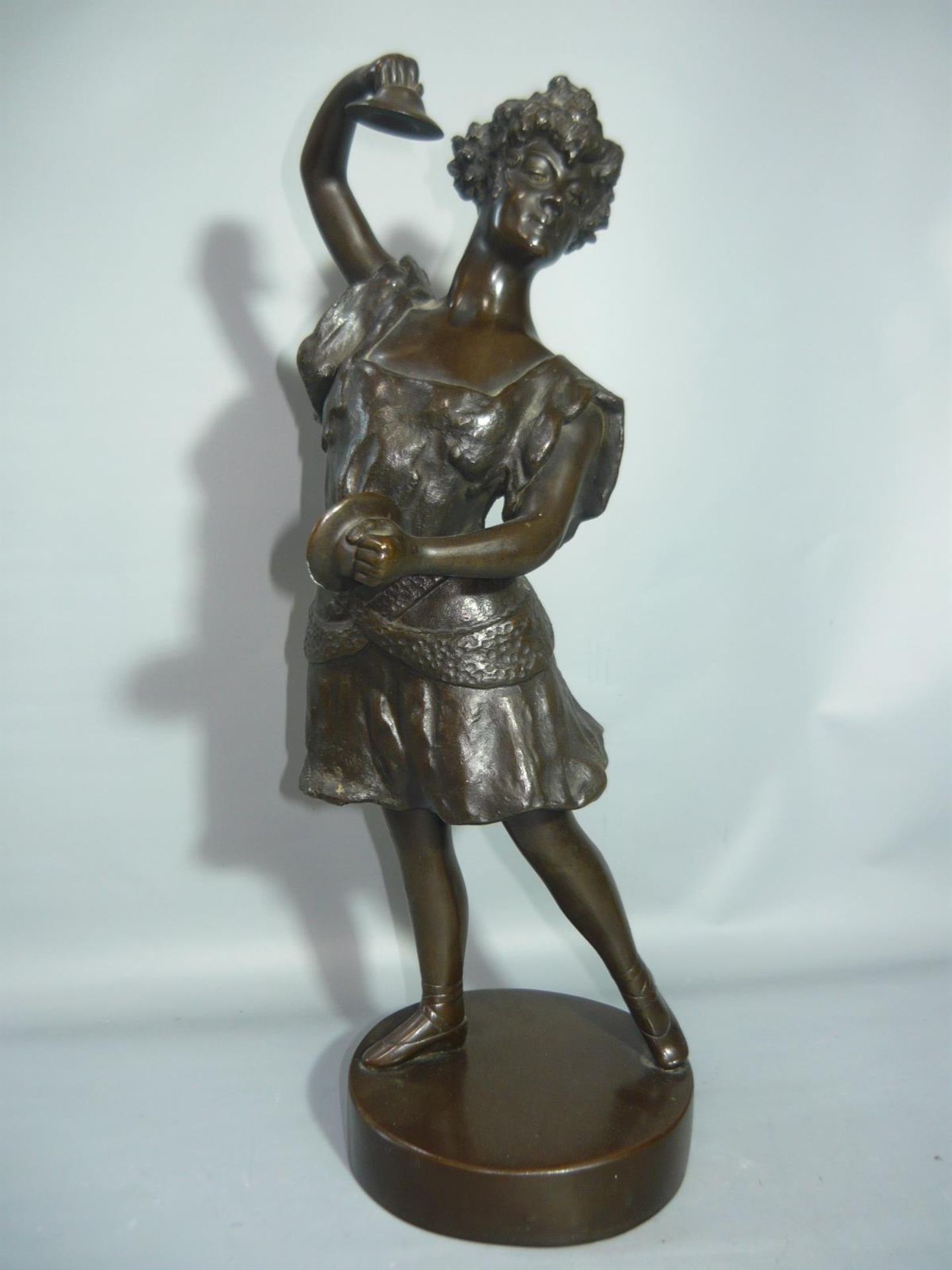 Große Tänzerin. Bronze. Wohl Frankreich um 1900. H. 38cm. //English: Huge female dancer. Bronce.