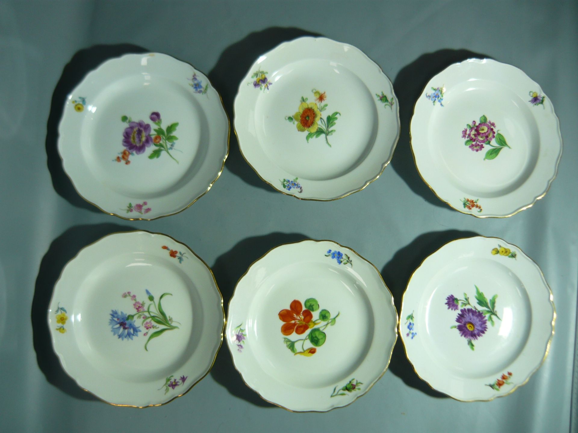 Meissen (Schwerter). Set von 6 flachen Tellern. Schleifstriche. Handmalerei. Ø 17cm. //English: