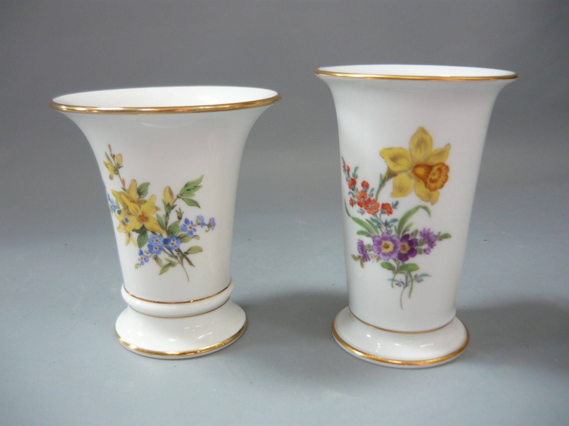 Meissen (Schwerter). Paar Vasen mit Handmalerei. Personalverkauf. H. 10 & 11cm. //English: