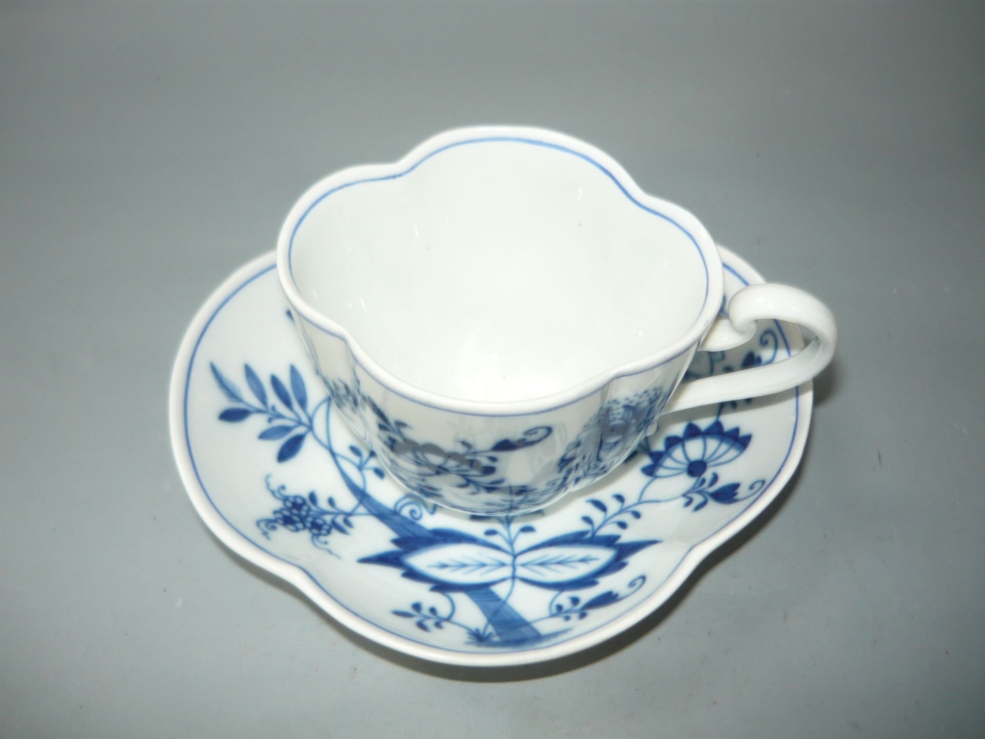 Meissen (Schwerter). Zwiebelmuster. Große antike und seltene Tasse mit Untertasse. Untertasse L. Ca. - Bild 3 aus 3