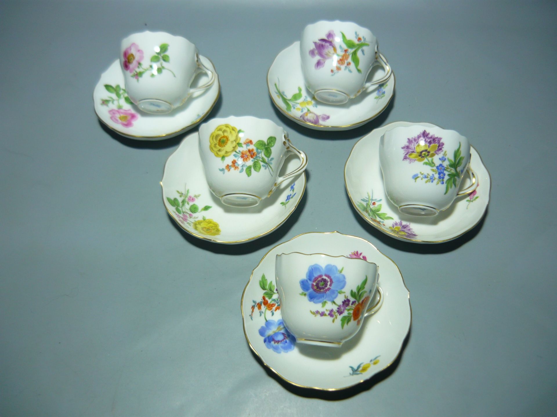 Meissen (Schwerter). Sammlung fünf Mokkatassen mit Blumenmalerei. Zwei Schleifstriche. //English