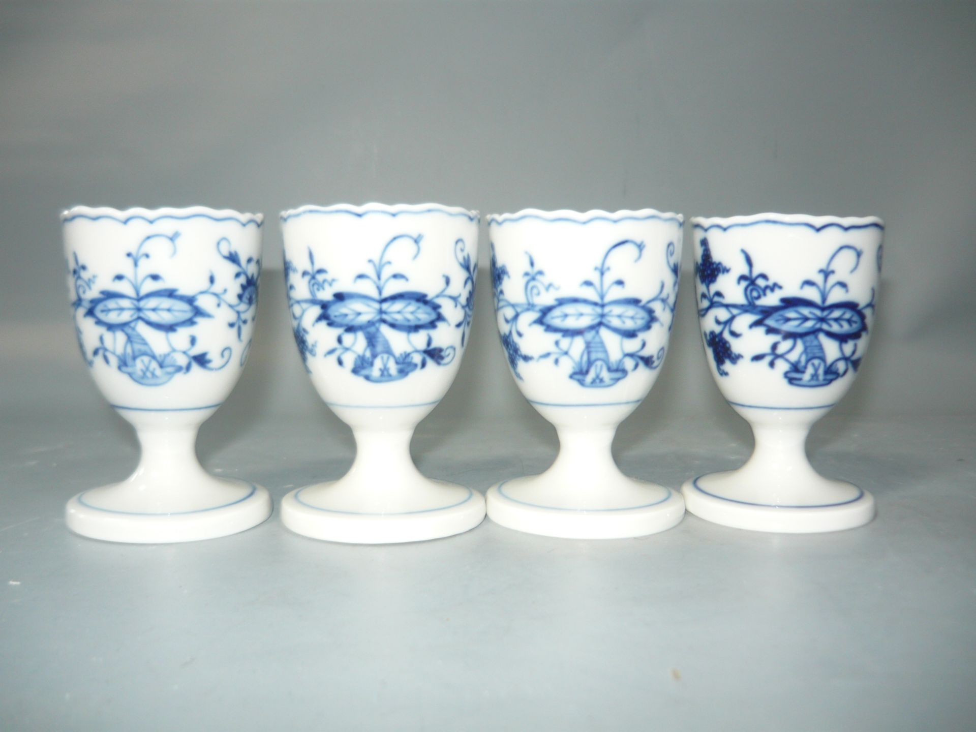 Meissen (Schwerter). Zwiebelmuster. Set von vier Eierbechern. H. 7,5cm. Erste Wahl. //English: