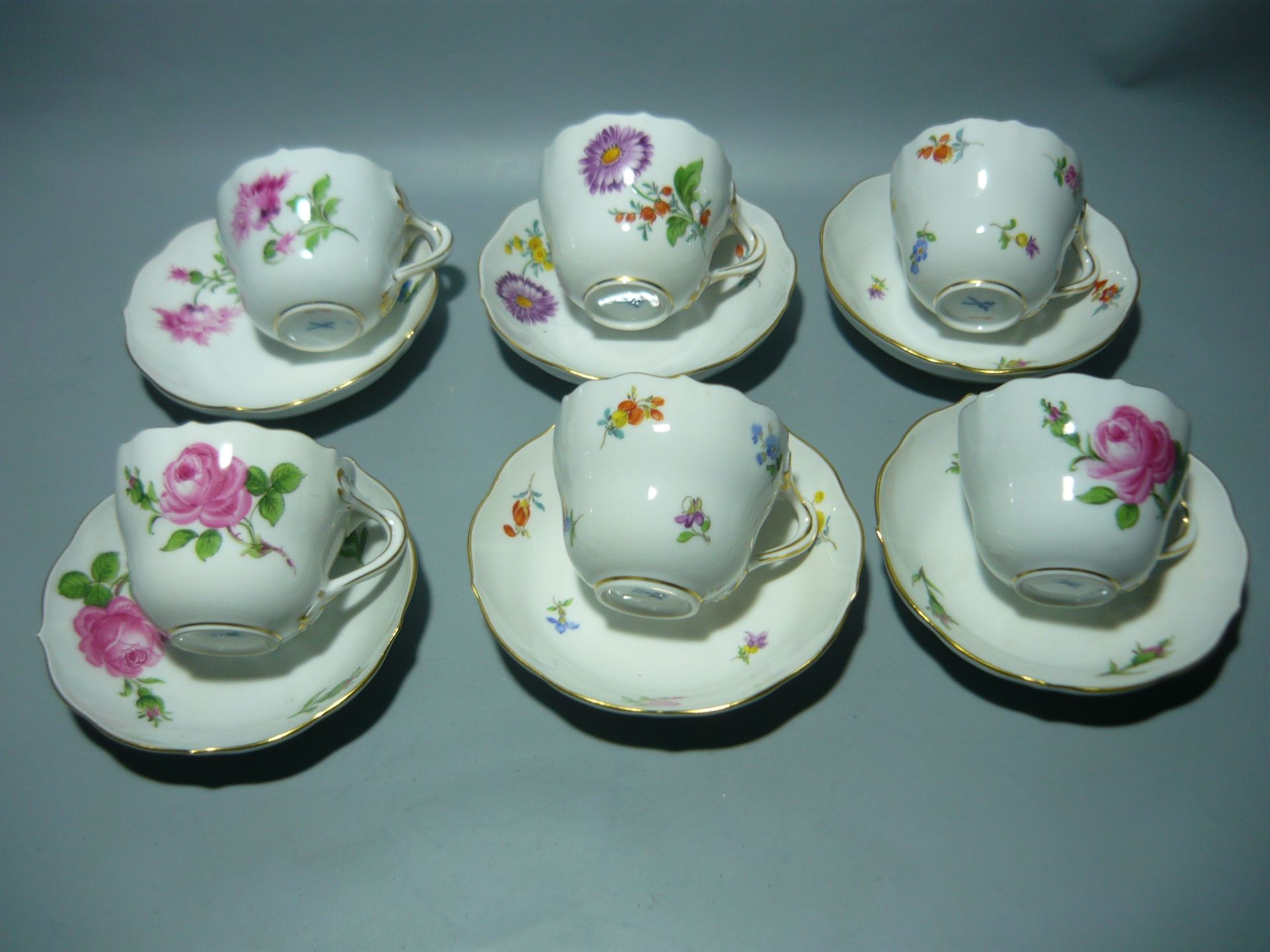 Meissen (Schwerter). Set von 6 Mokkatassen mit Blumenmalerei. Zwei Schleifstriche. //English